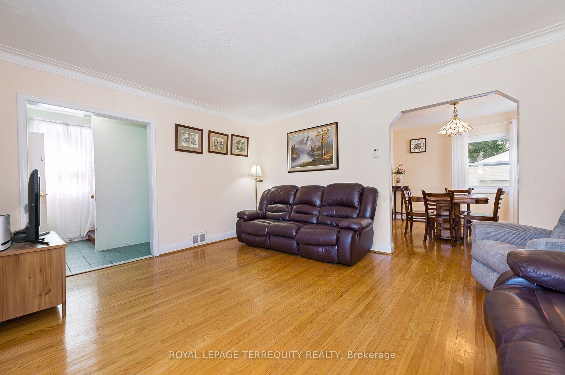 2307 Lawrence Avenue W, Toronto, ON M9P 2A7 photo 4