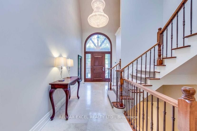 1205 Streambank Drive, Mississauga, ON L5H 1X1 photo 2