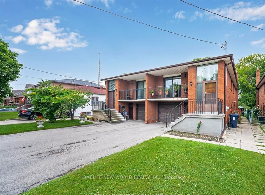 6 Privet Road, Toronto, ON M3M 1C1