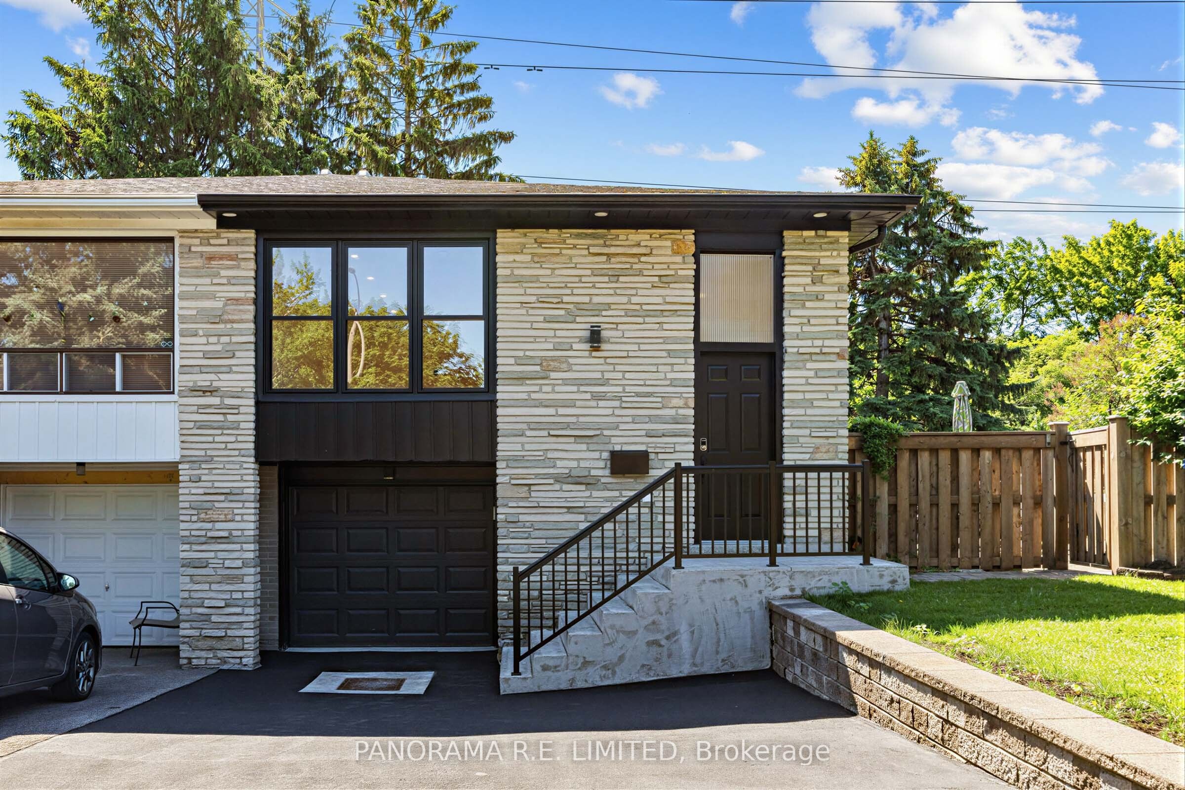 606 Abana Road Lower, Mississauga, ON L5A 1H4