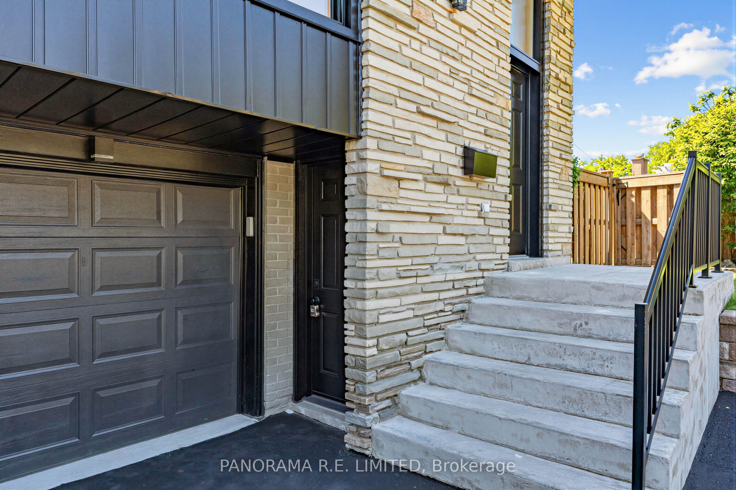 606 Abana Road Lower, Mississauga, ON L5A 1H4 photo 2