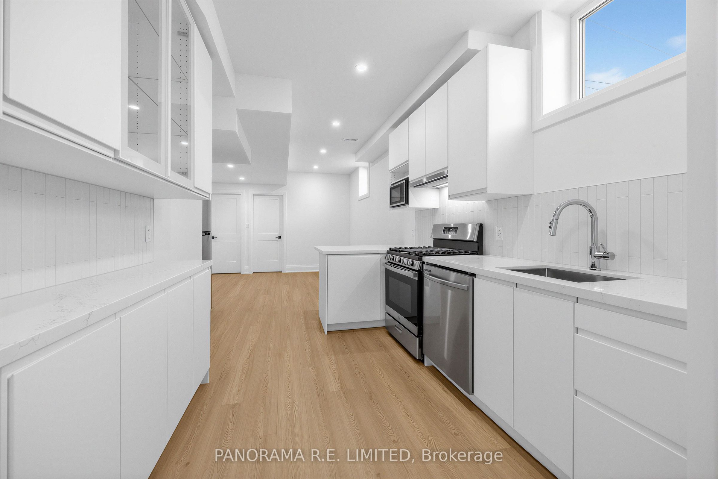 606 Abana Road Lower, Mississauga, ON L5A 1H4 photo 3