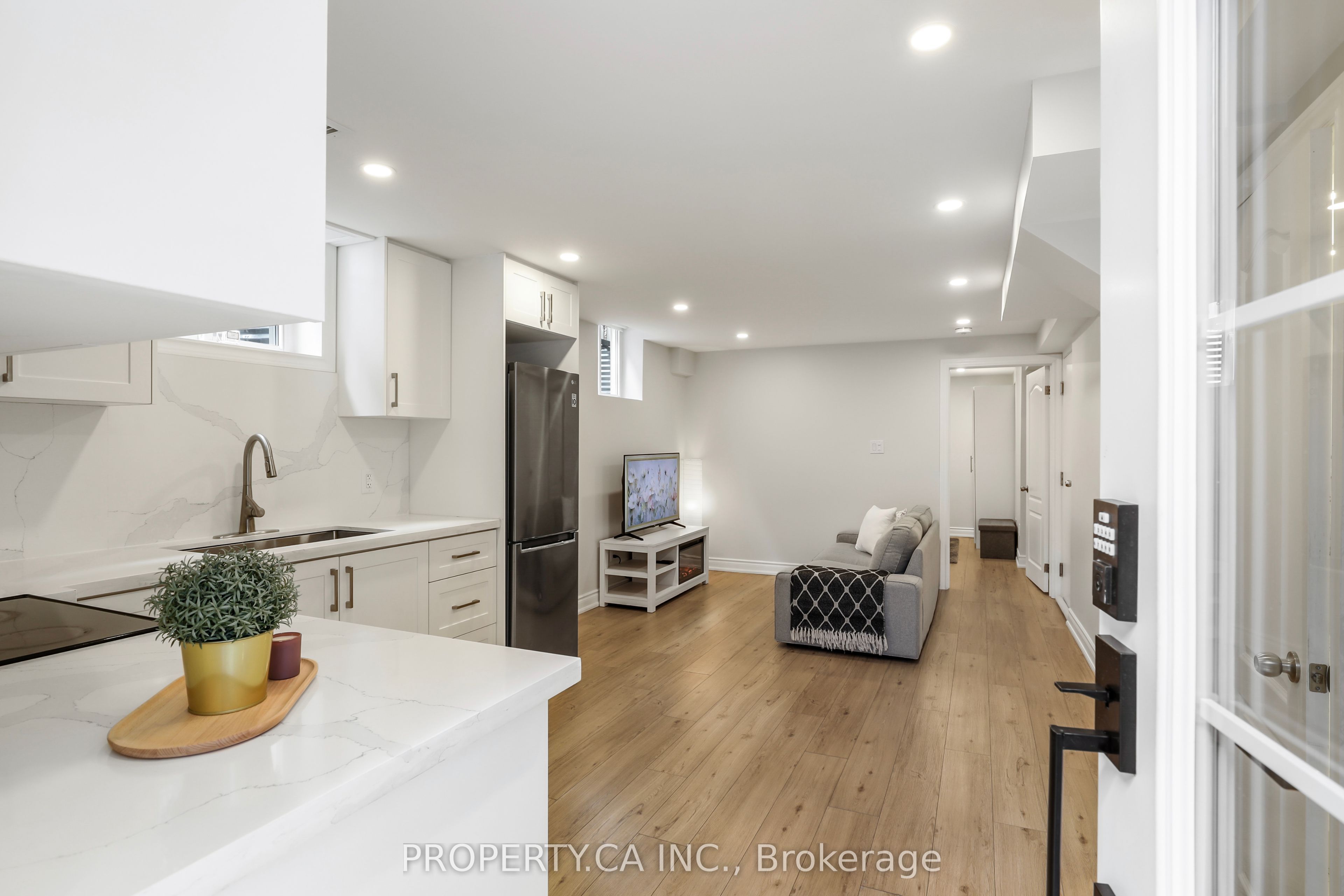 891 Willowbank Trail Lower, Mississauga, ON L4W 3M2 photo 3