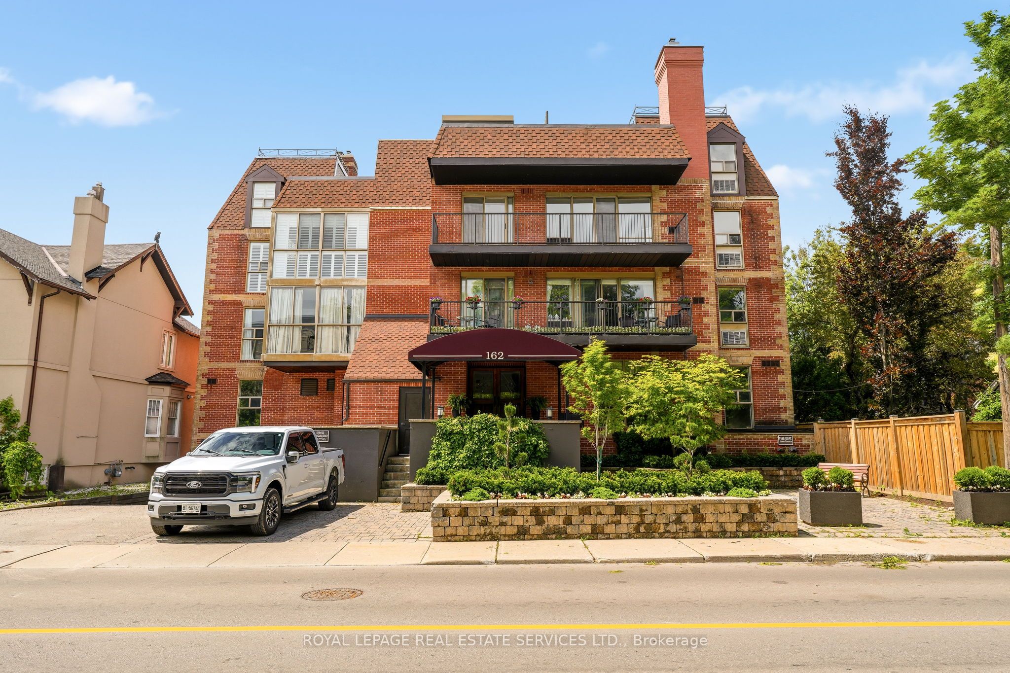 162 Reynolds Street 301, Oakville, ON L6J 3K9 photo 2