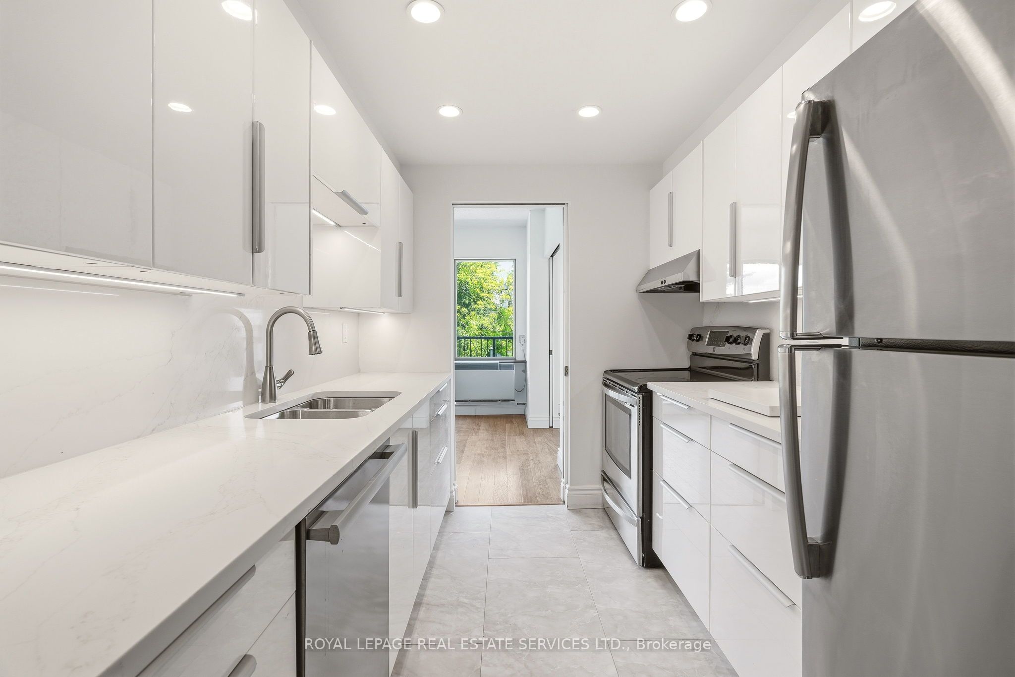 162 Reynolds Street 301, Oakville, ON L6J 3K9 photo 3