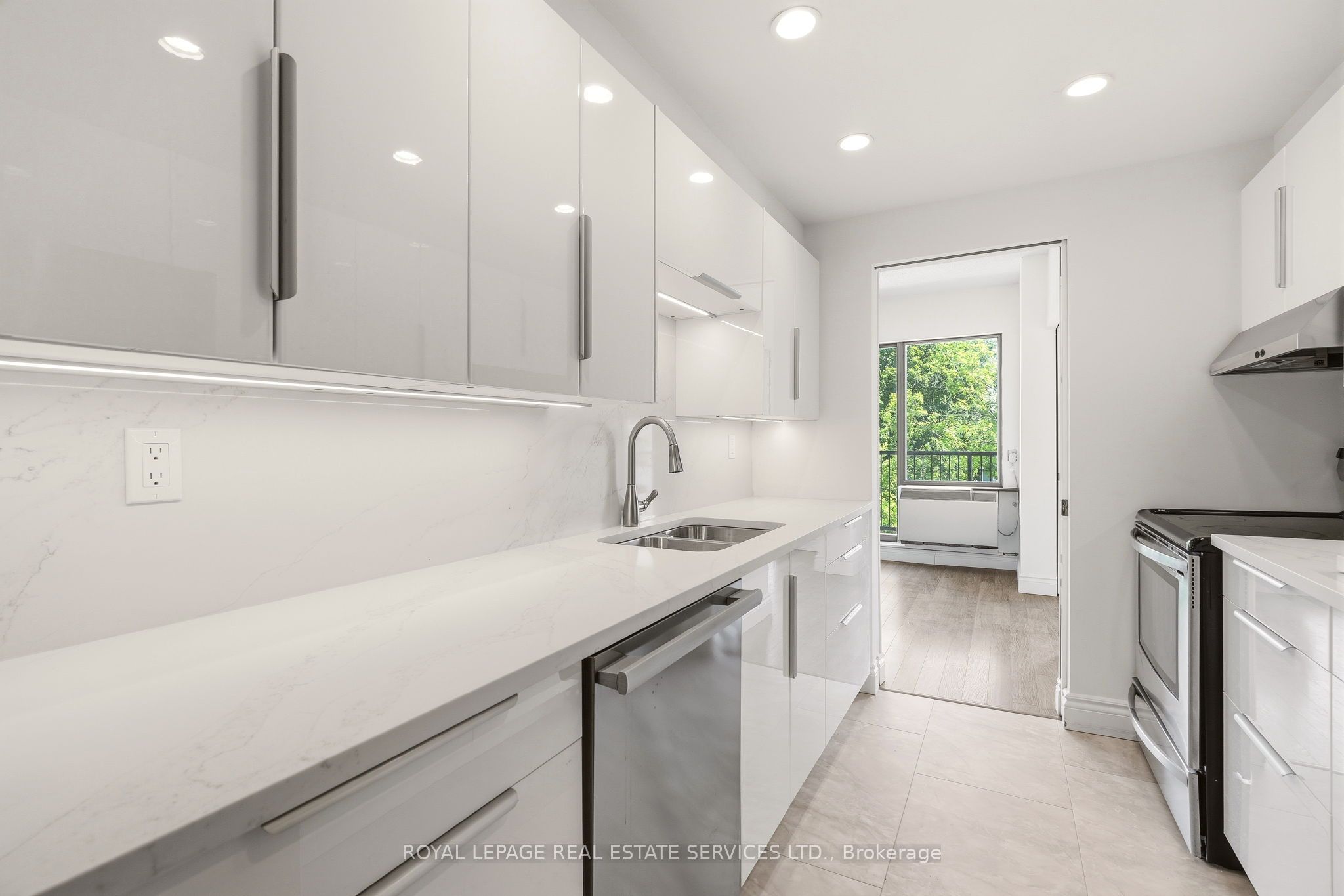 162 Reynolds Street 301, Oakville, ON L6J 3K9 photo 4