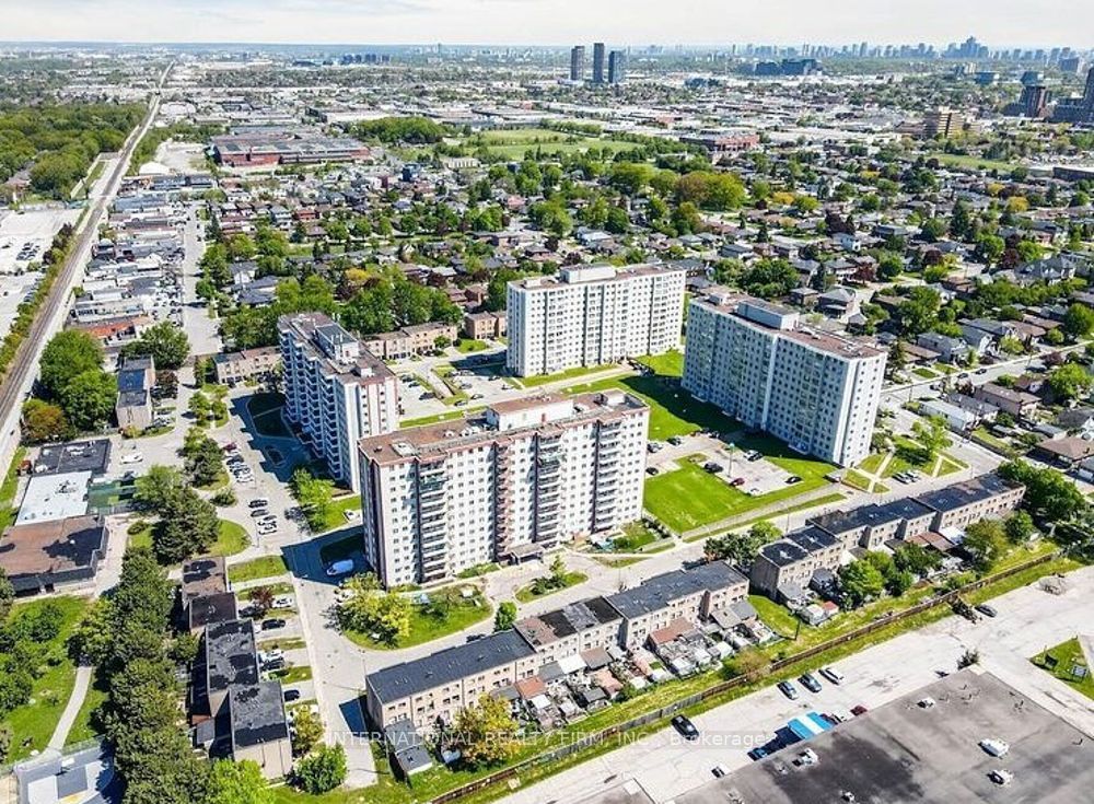 50 Lotherton Pathway 1111, Toronto, ON M6B 2G8 photo 2