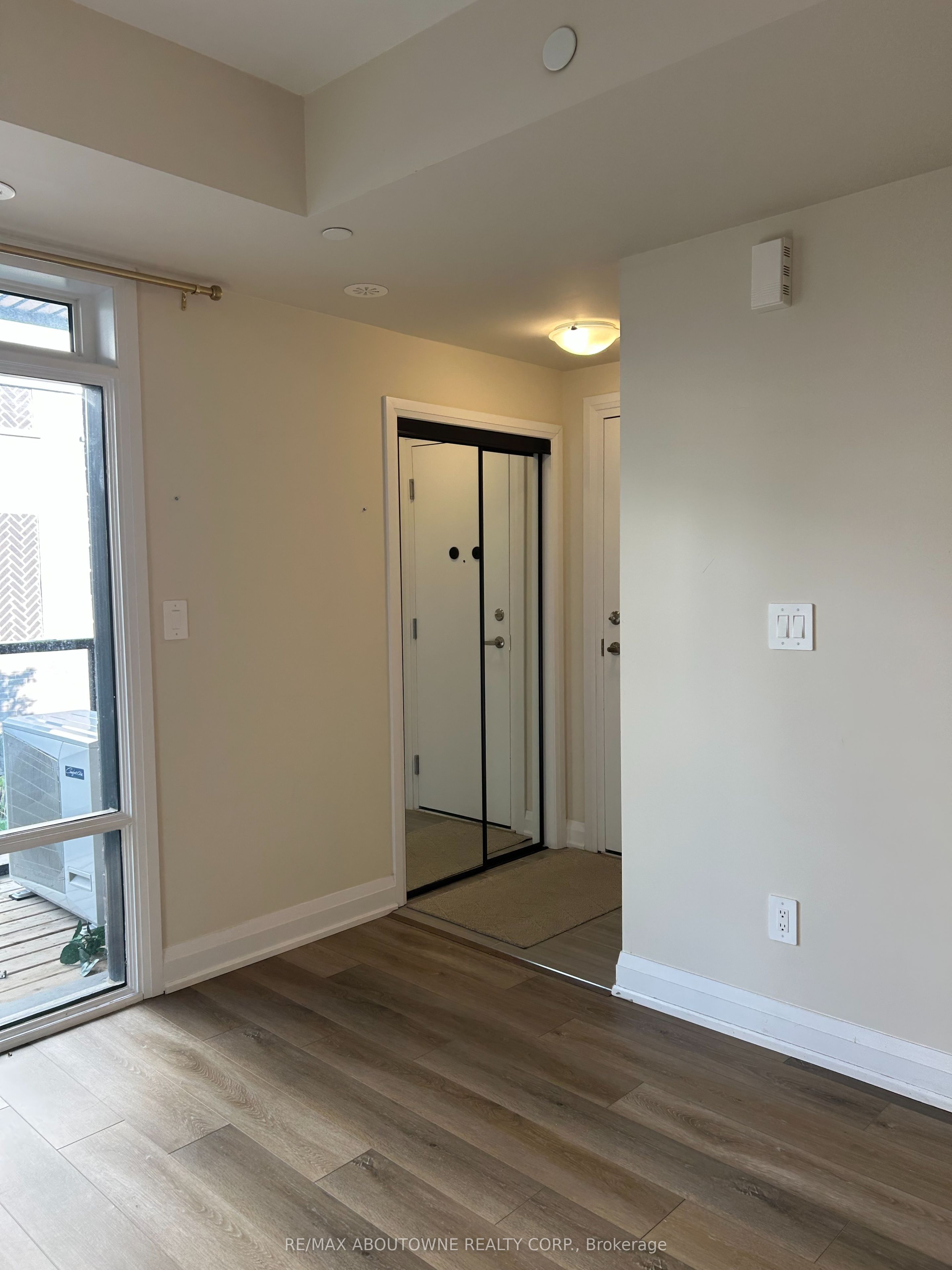 1581 Rose Way 106, Milton, ON L7M 0L8 photo 5