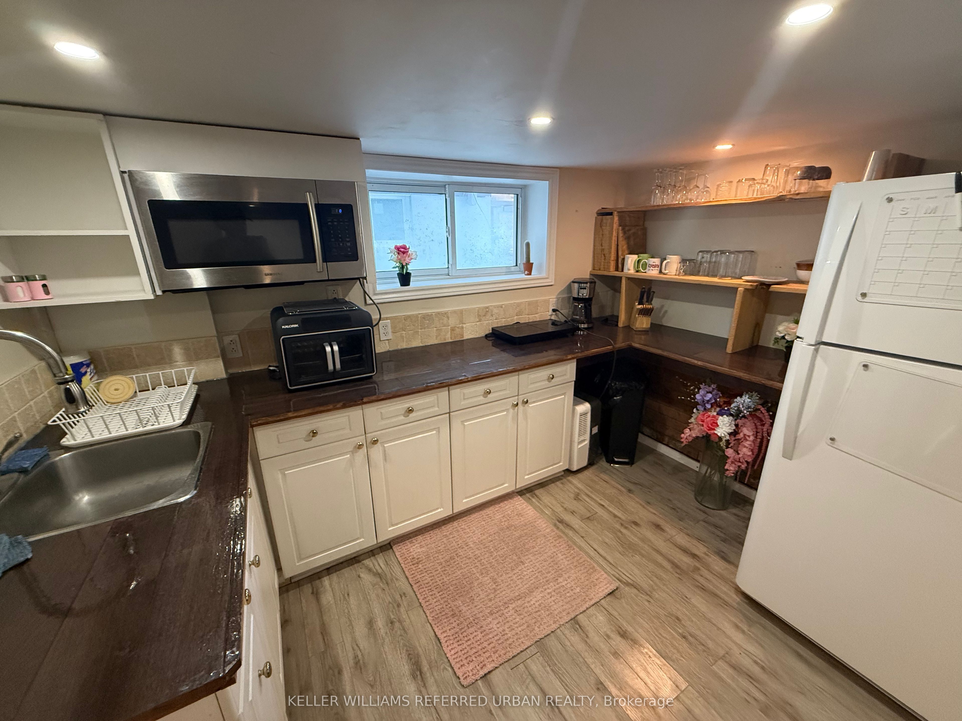 23 Algoma Street Bsmt, Toronto, ON M8Y 1C2 photo 4