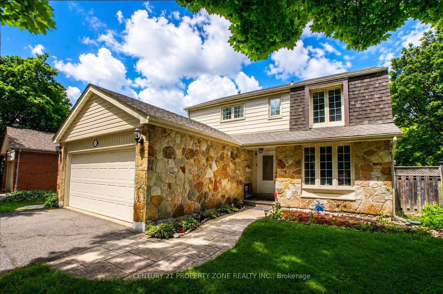 27 Madrid Crescent N, Brampton, ON L6S 2X5 photo 2