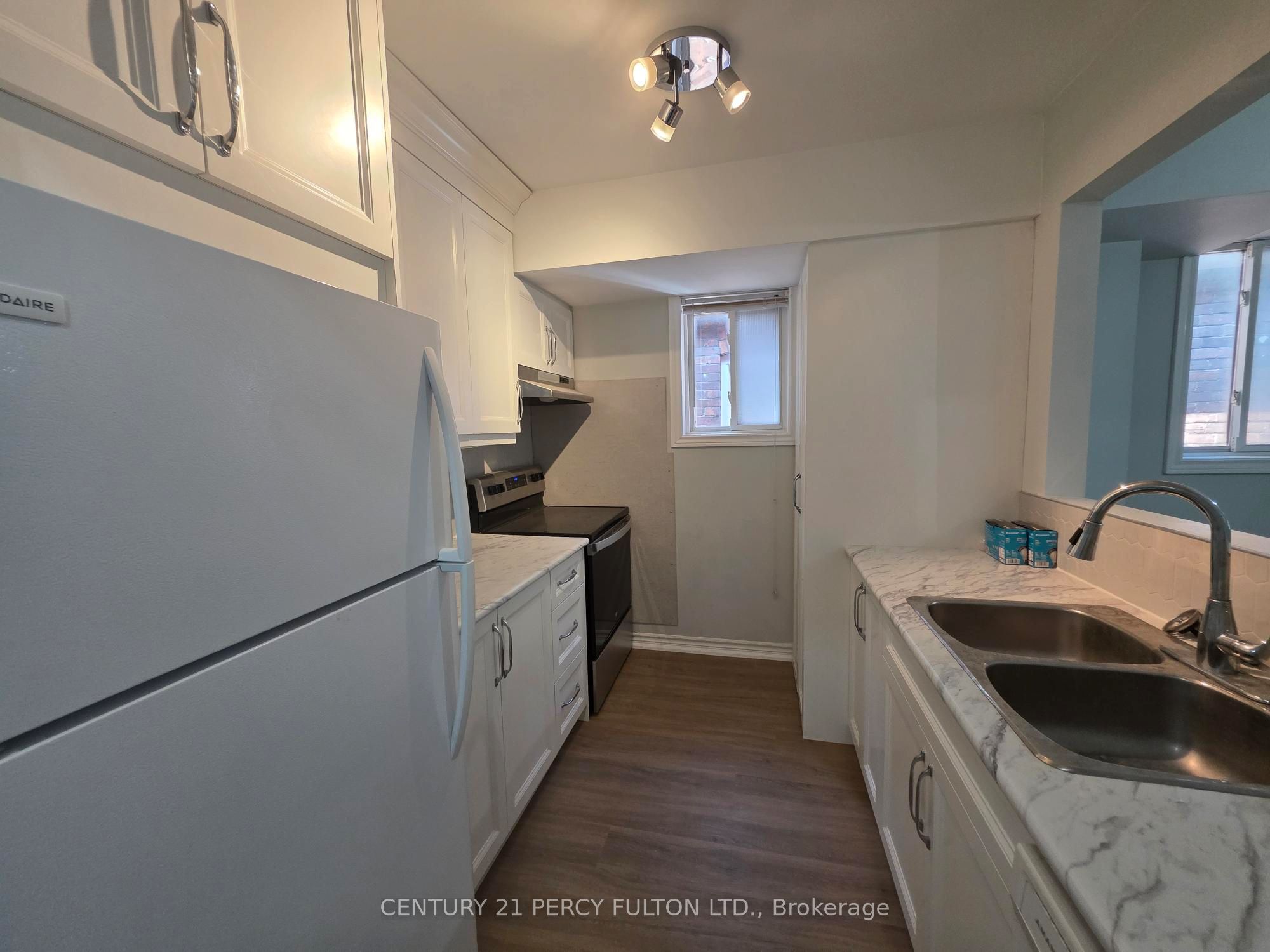 223 Fairview Avenue, Toronto, ON M6P 3A6 photo 2