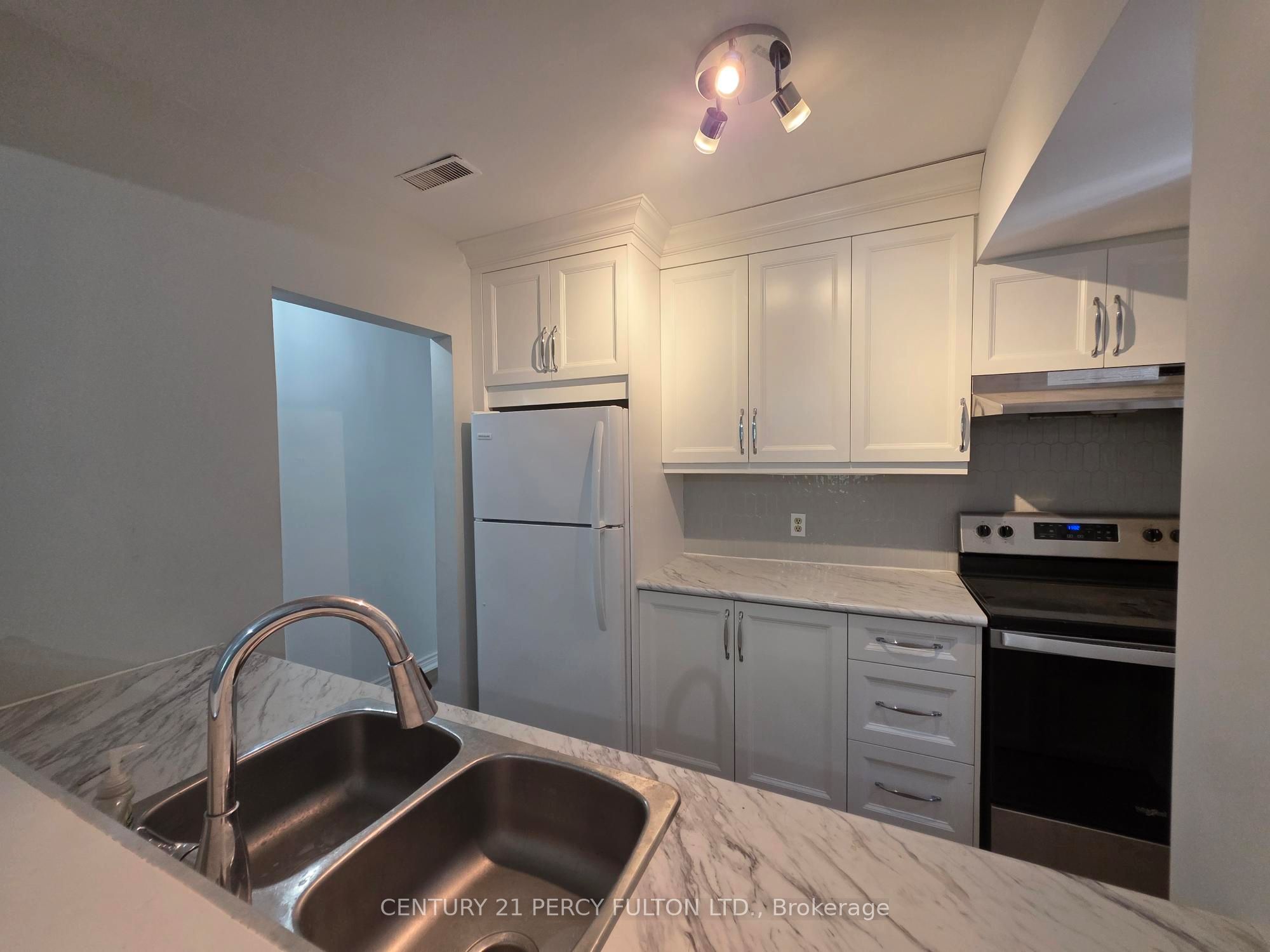 223 Fairview Avenue, Toronto, ON M6P 3A6 photo 3