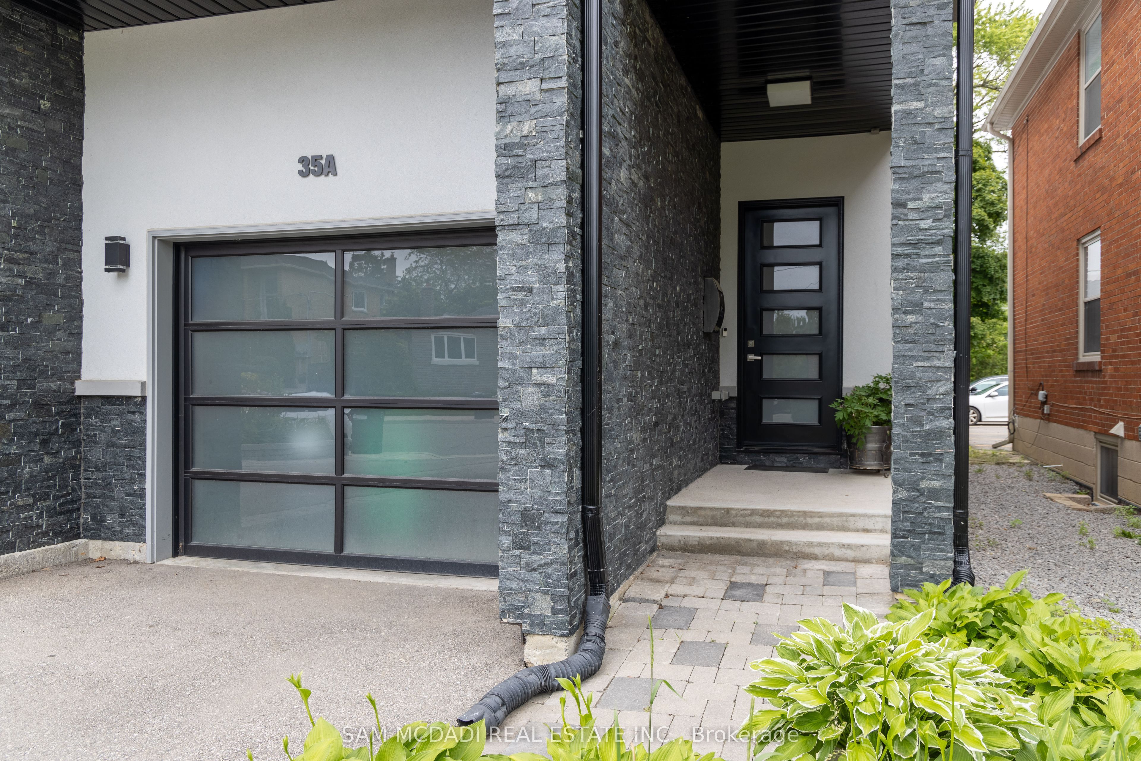 35A Broadview Avenue, Mississauga, ON L5H 2S8 photo 2