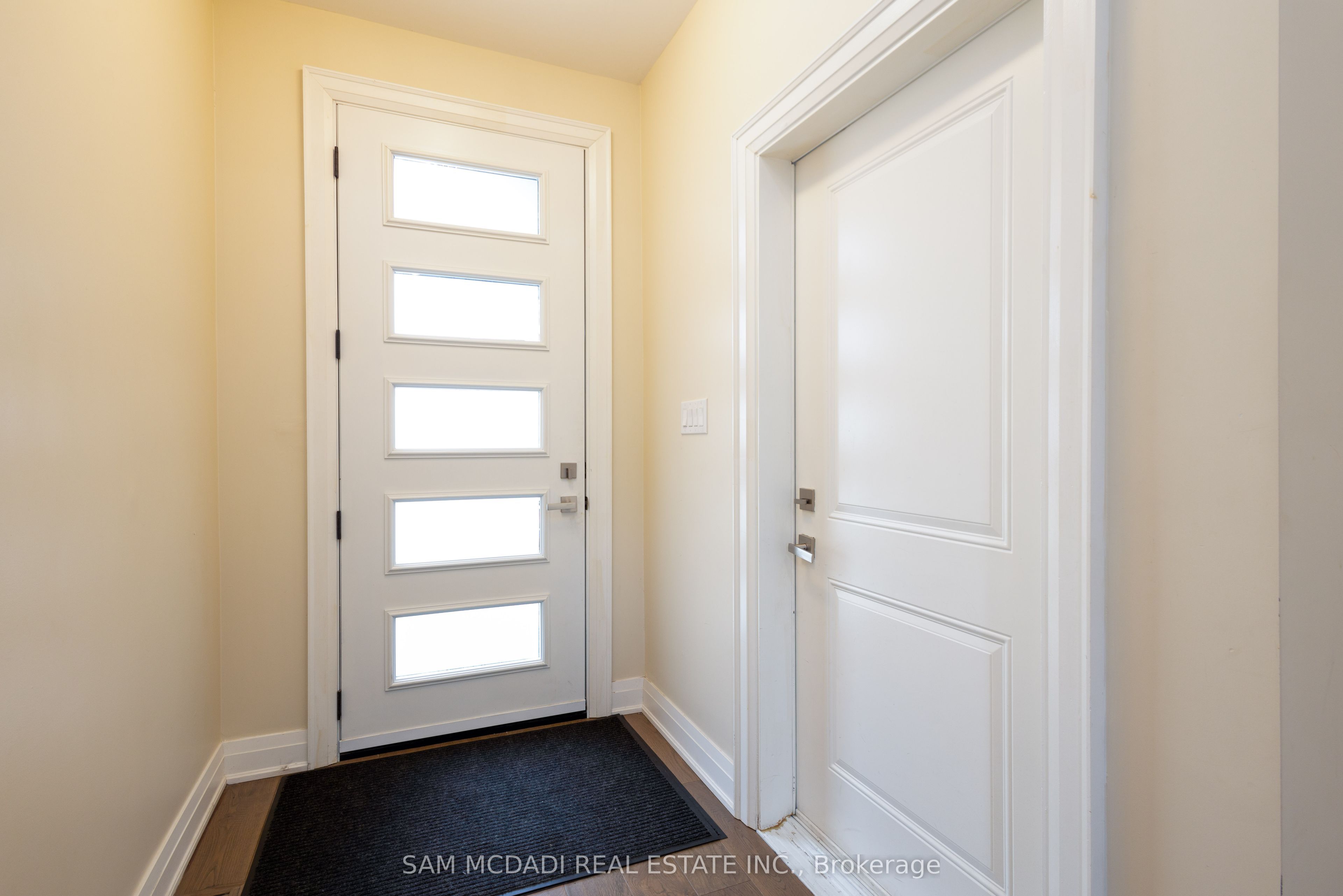 35A Broadview Avenue, Mississauga, ON L5H 2S8 photo 3