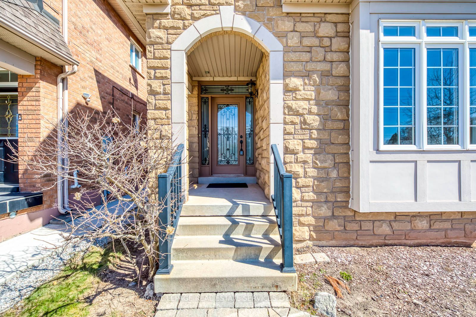 303 Burloak Drive, Oakville, ON L6L 6T6 photo 3