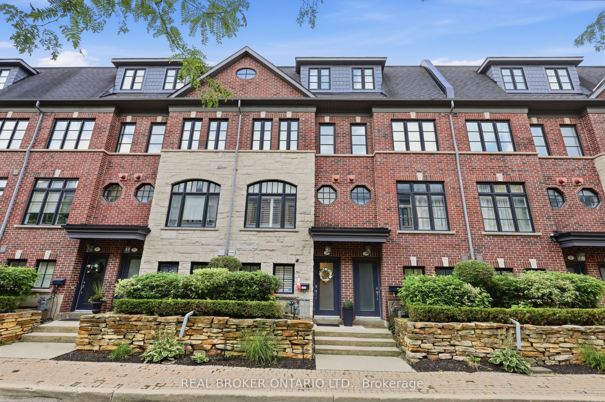 39 Lobo Mews, Toronto, ON M8Z 0B2 photo 2