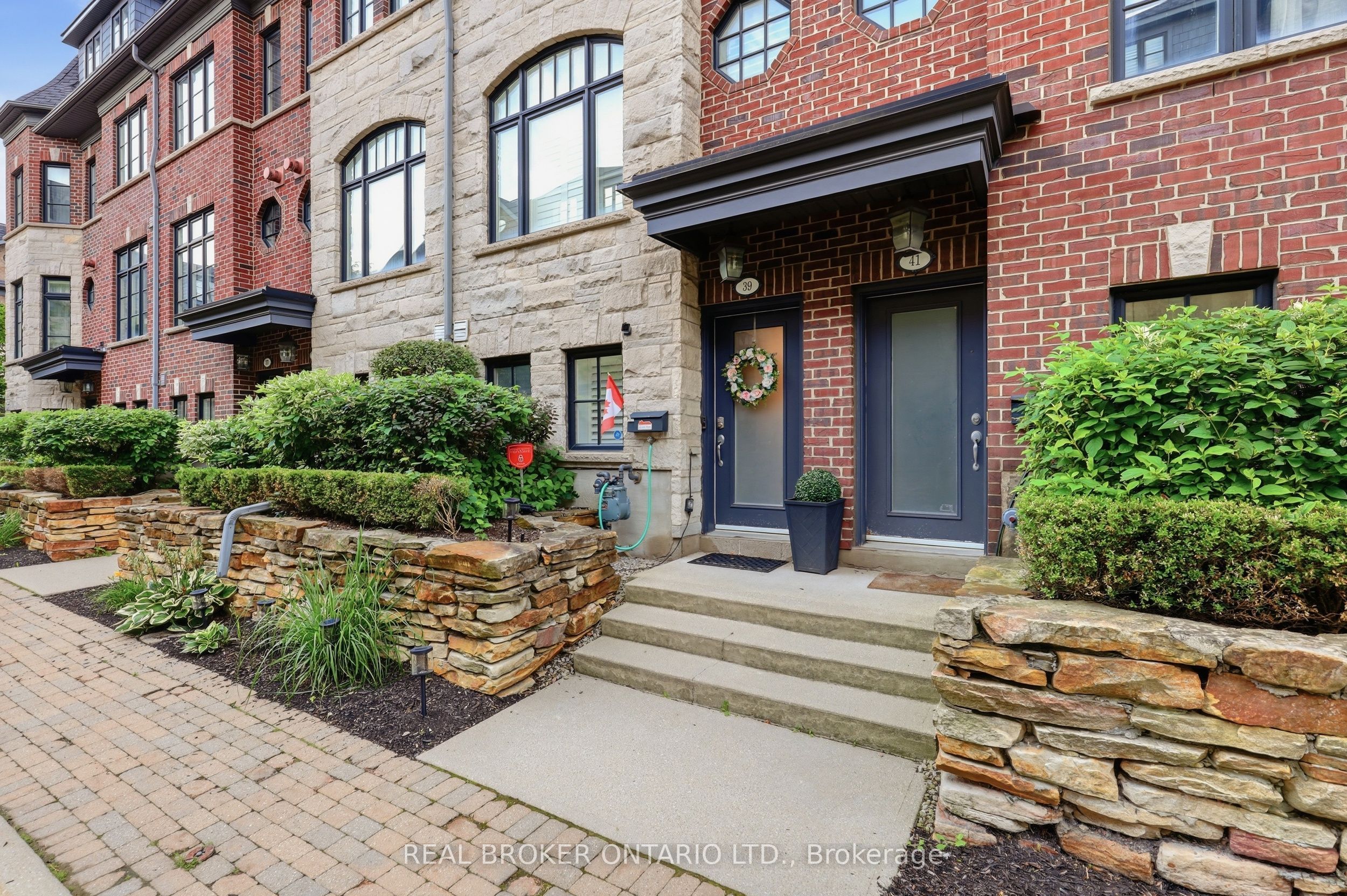 39 Lobo Mews, Toronto, ON M8Z 0B2 photo 3