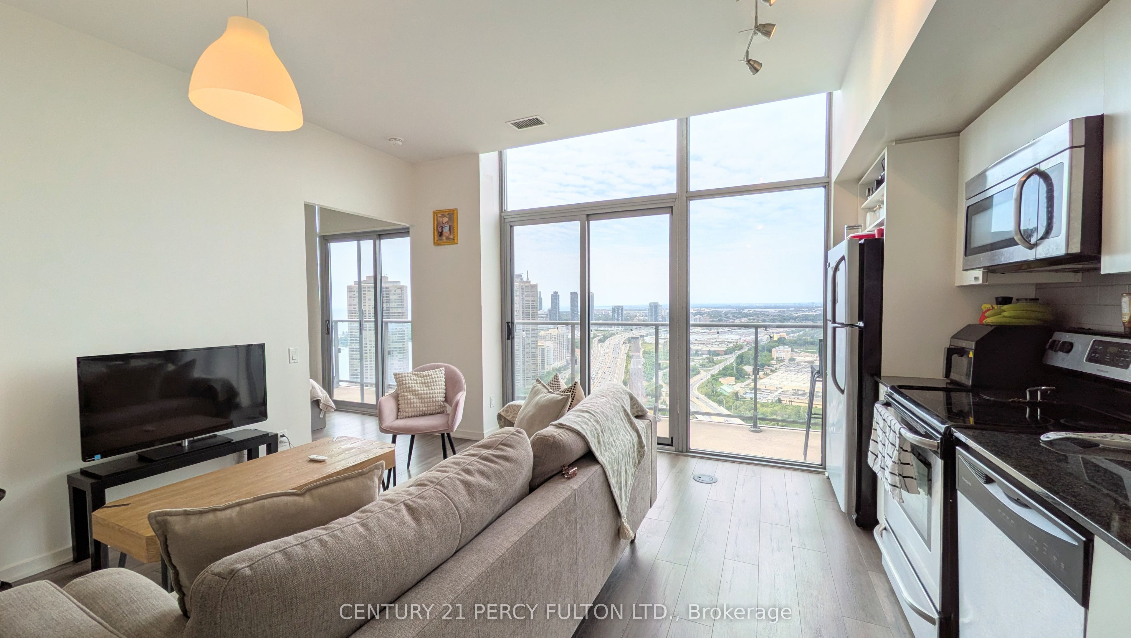 105 The Queensway 3505, Toronto, ON M6S 5B5 photo 3