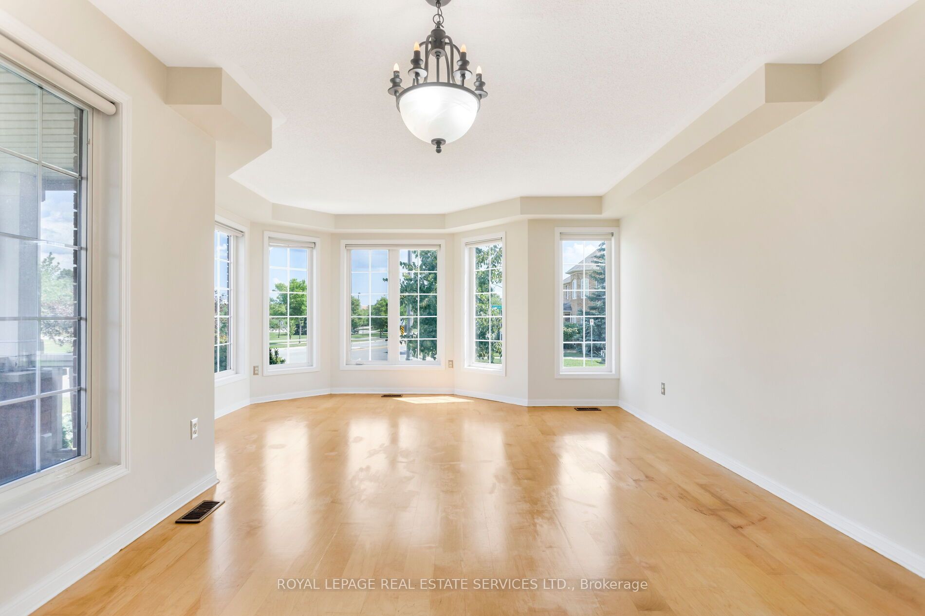 2204 Grand Oak Trail, Oakville, ON L6M 4S6 photo 4