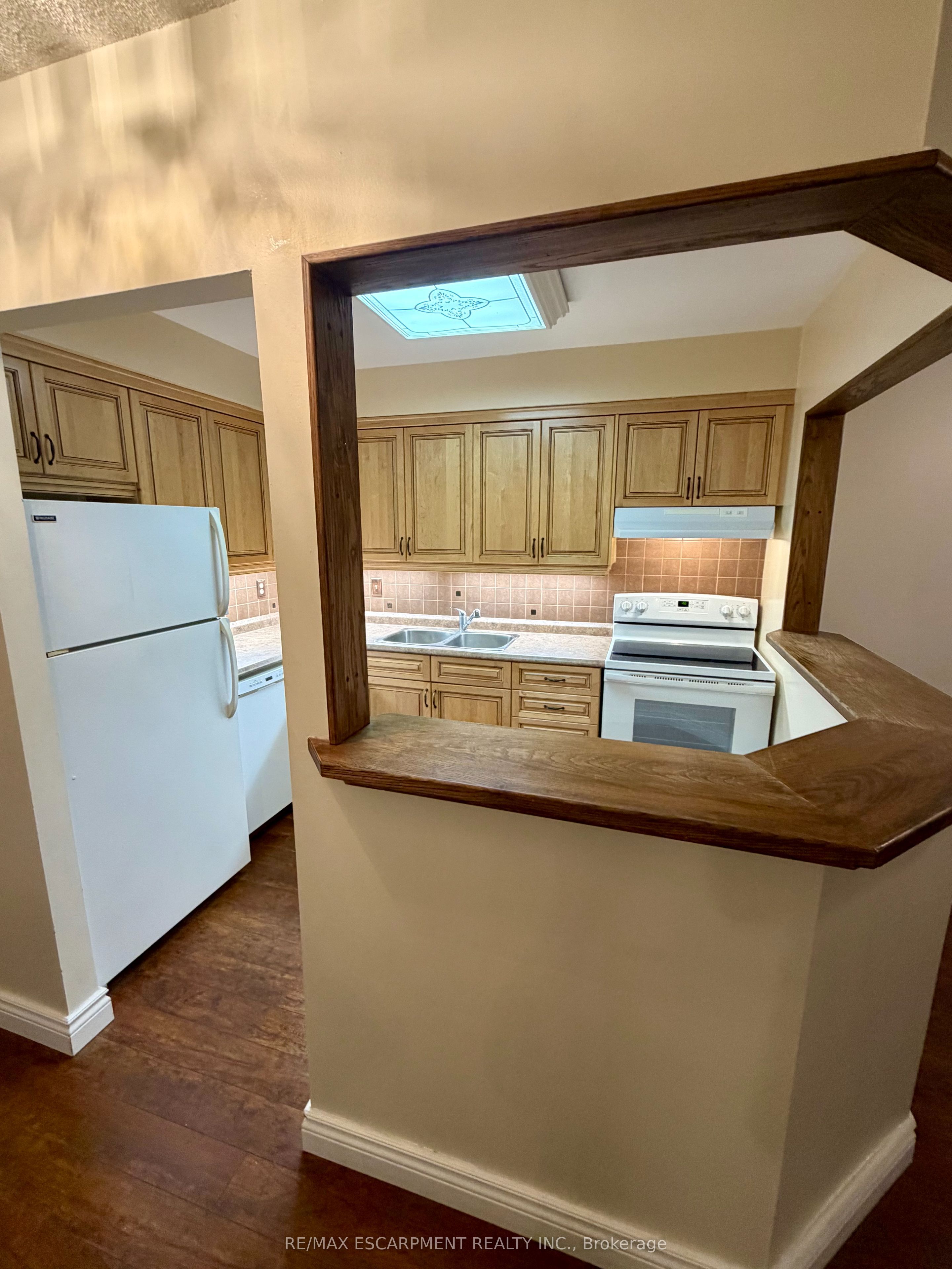 1270 Maple Crossing Boulevard E 103, Burlington, ON L7S 2J3 photo 4