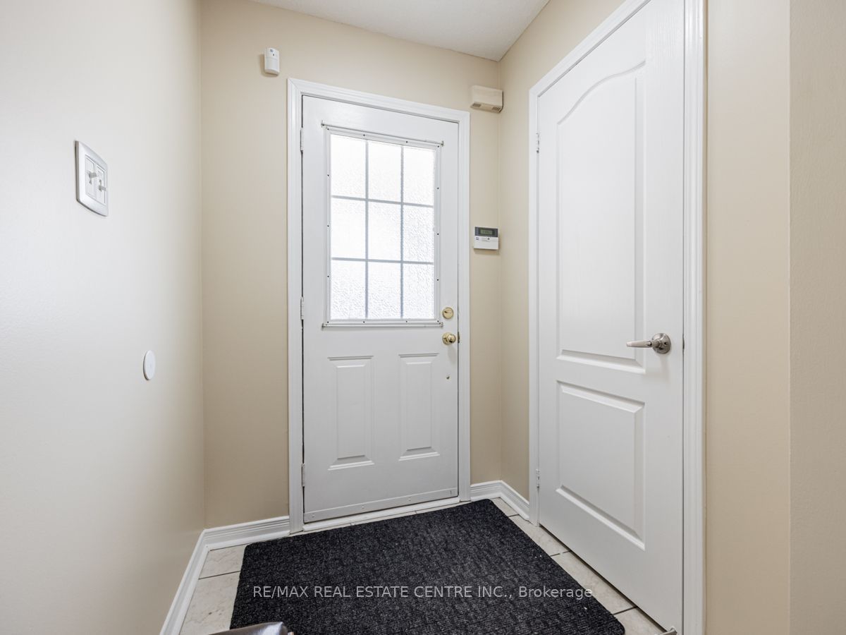 140 Cadillac Crescent Upper, Brampton, ON L7A 3B4 photo 3