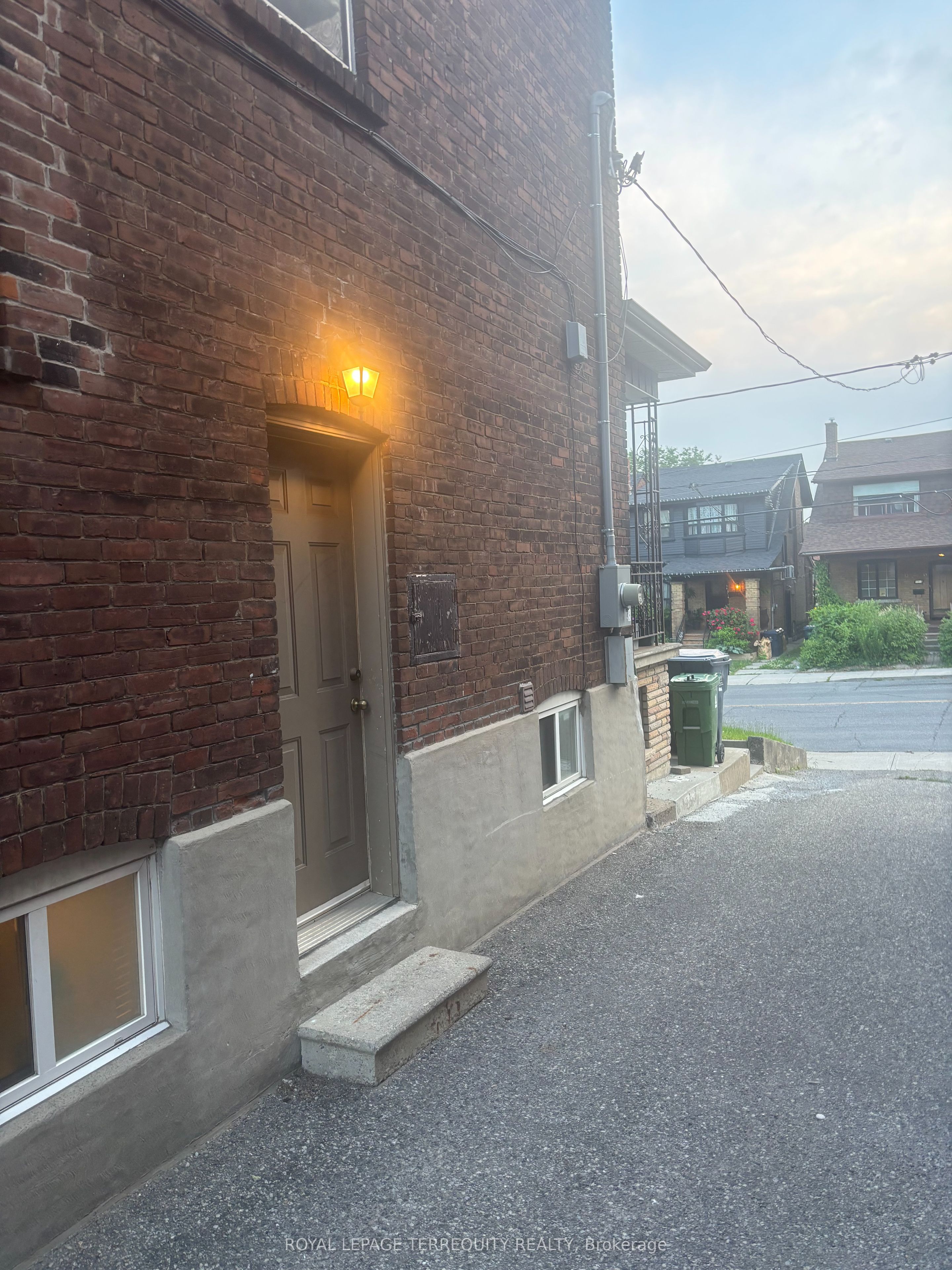 1527 Dufferin Street Lower, Toronto, ON M6H 3L5 photo 2