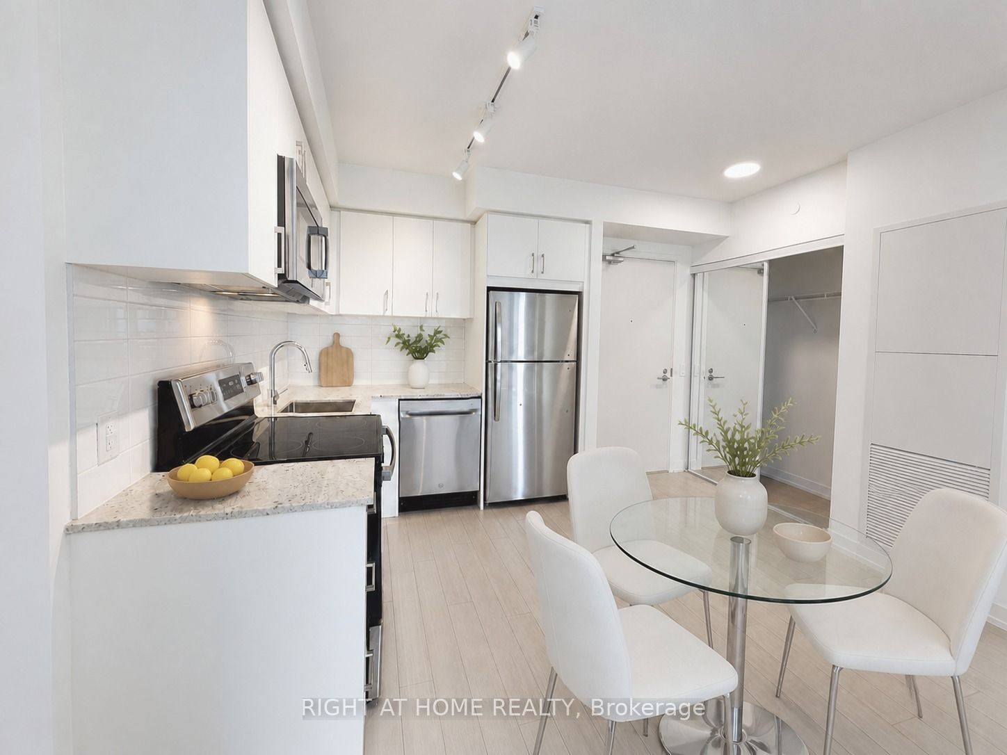 4010 Eglinton Avenue W 1522, Toronto, ON M9A 0G5 photo 2