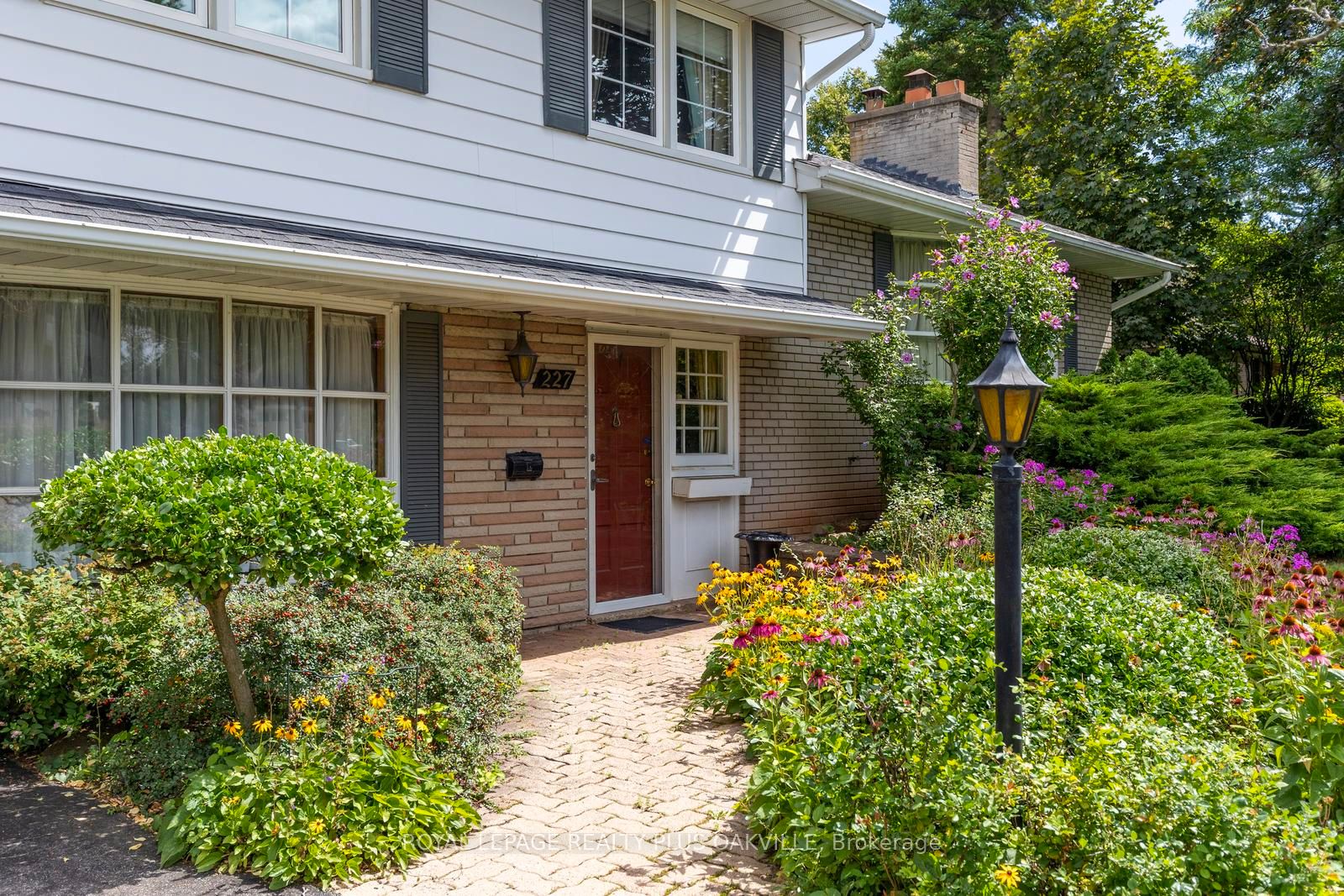 227 Sandwell Drive, Oakville, ON L6L 4P3 photo 2