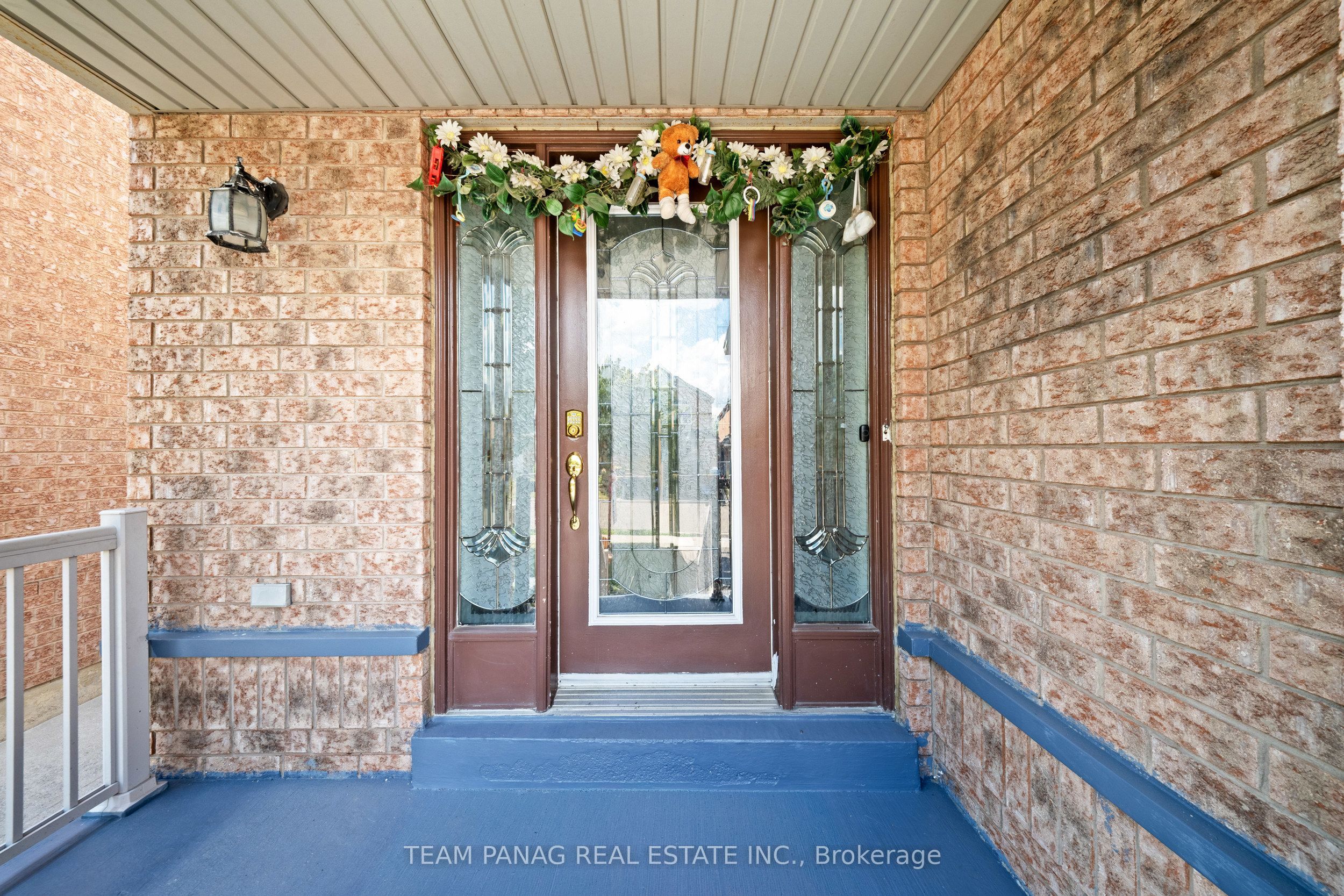 48 Sweet Clover Crescent, Brampton, ON L6R 2Z9 photo 2