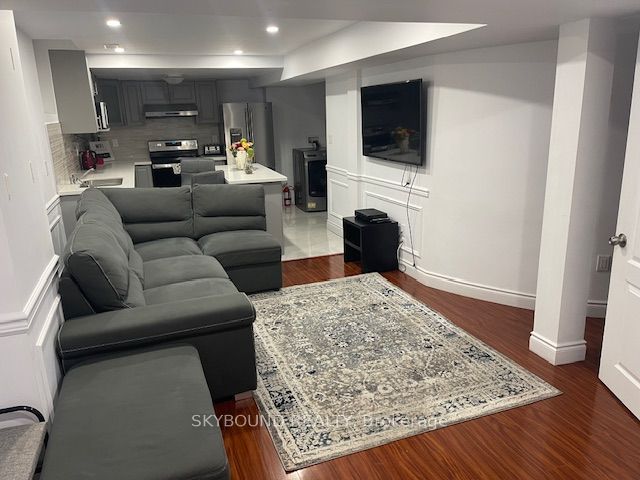 18 Fenflower Court BSMT, Brampton, ON L7A 1H3 photo 2