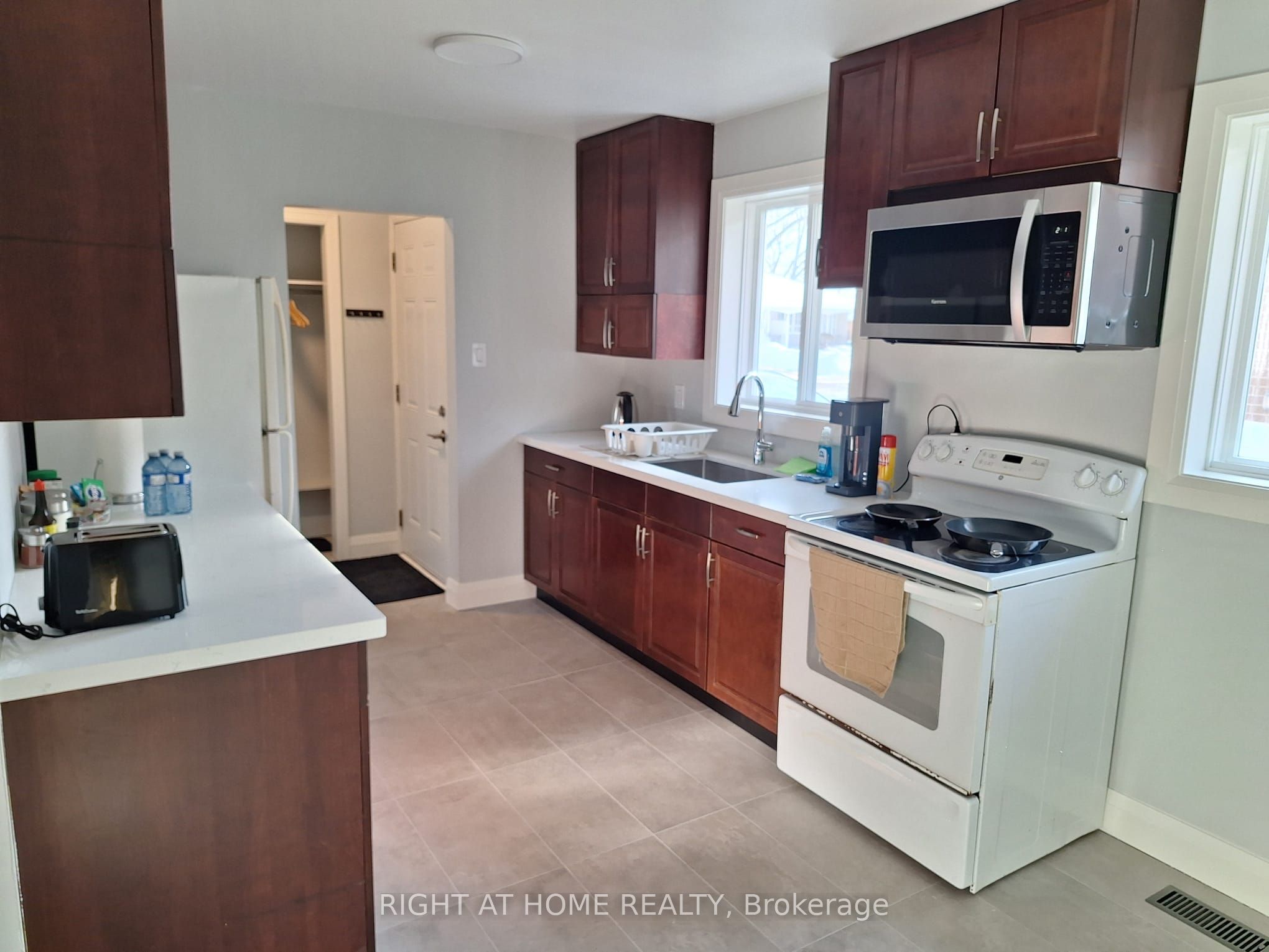2415 Padstow Crescent, Mississauga, ON L5J 2G2 photo 3