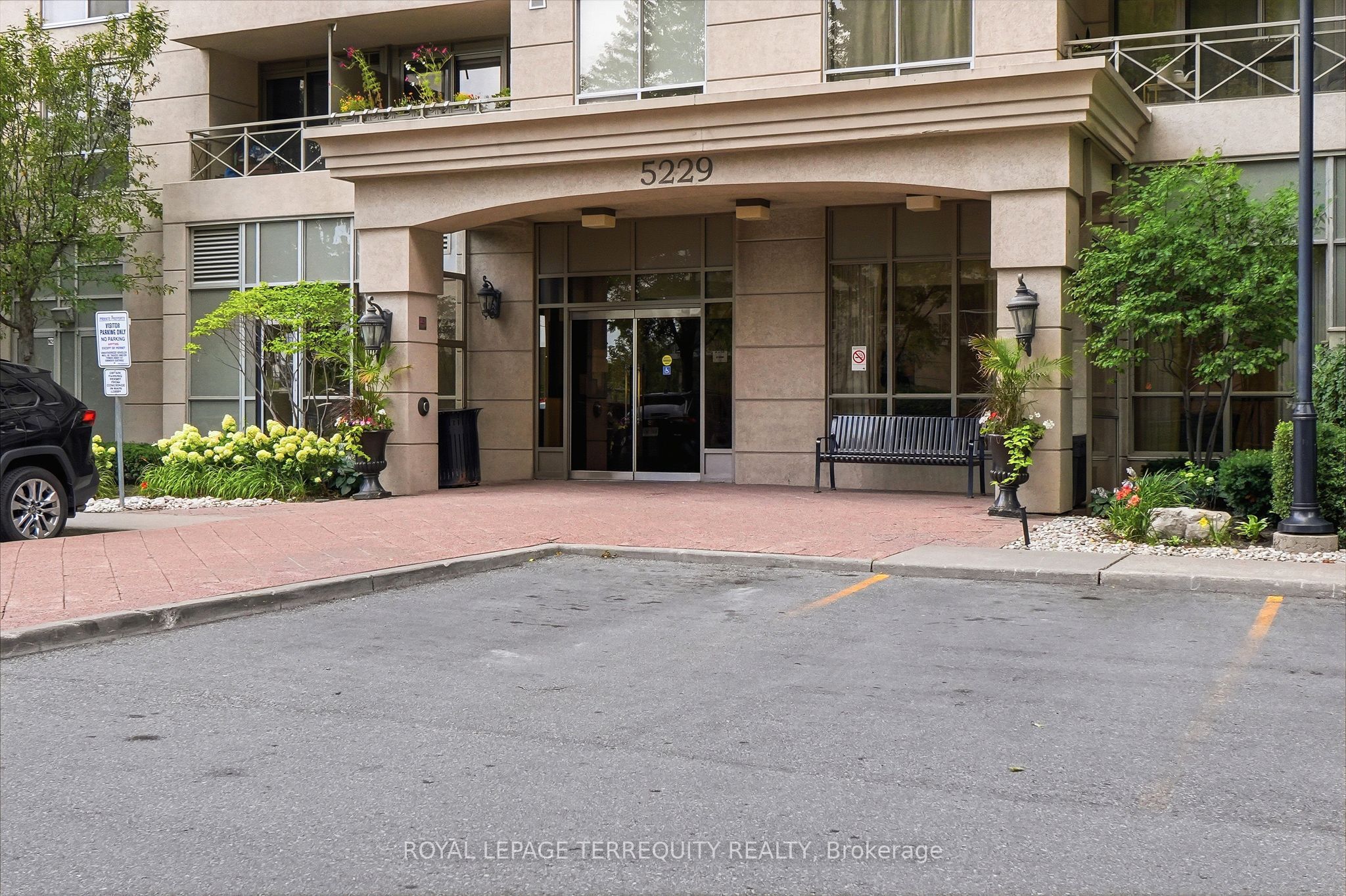 5229 Dundas Street W 405, Toronto, ON M9B 6L9 photo 2