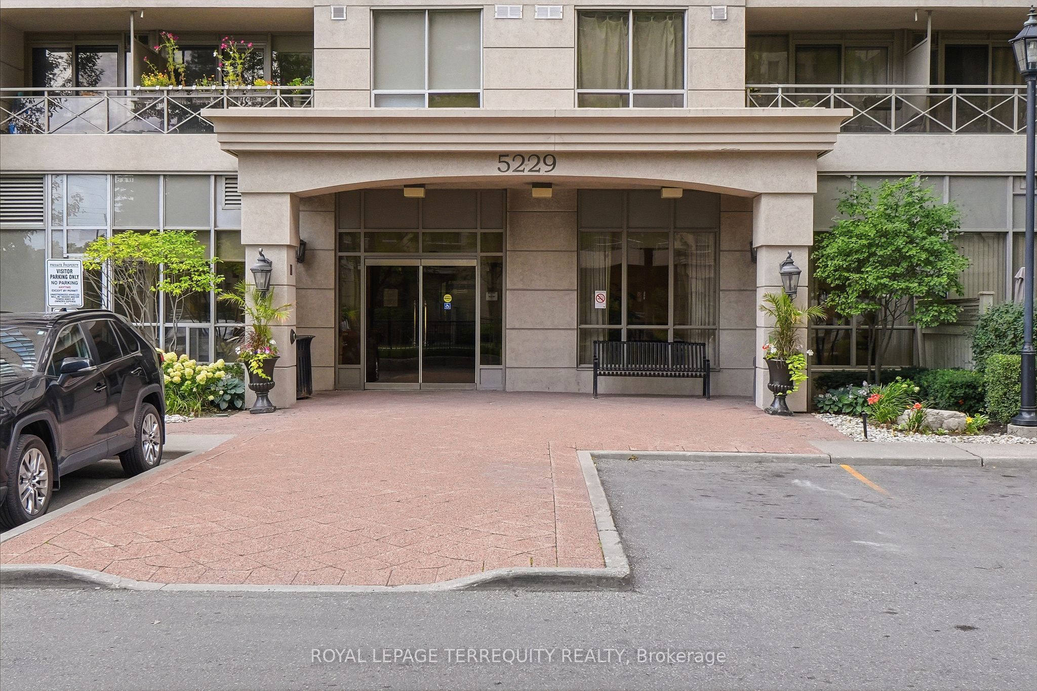 5229 Dundas Street W 405, Toronto, ON M9B 6L9 photo 3