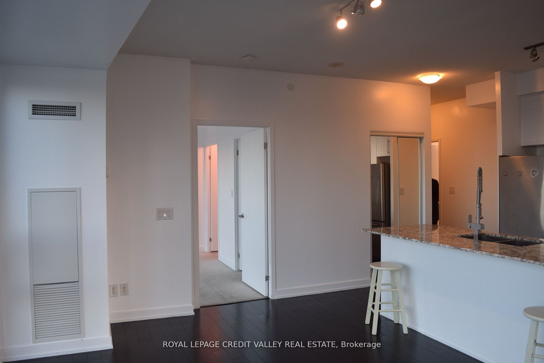 4011 Brickstone Mews 4205, Mississauga, ON L5B 0J7 photo 4