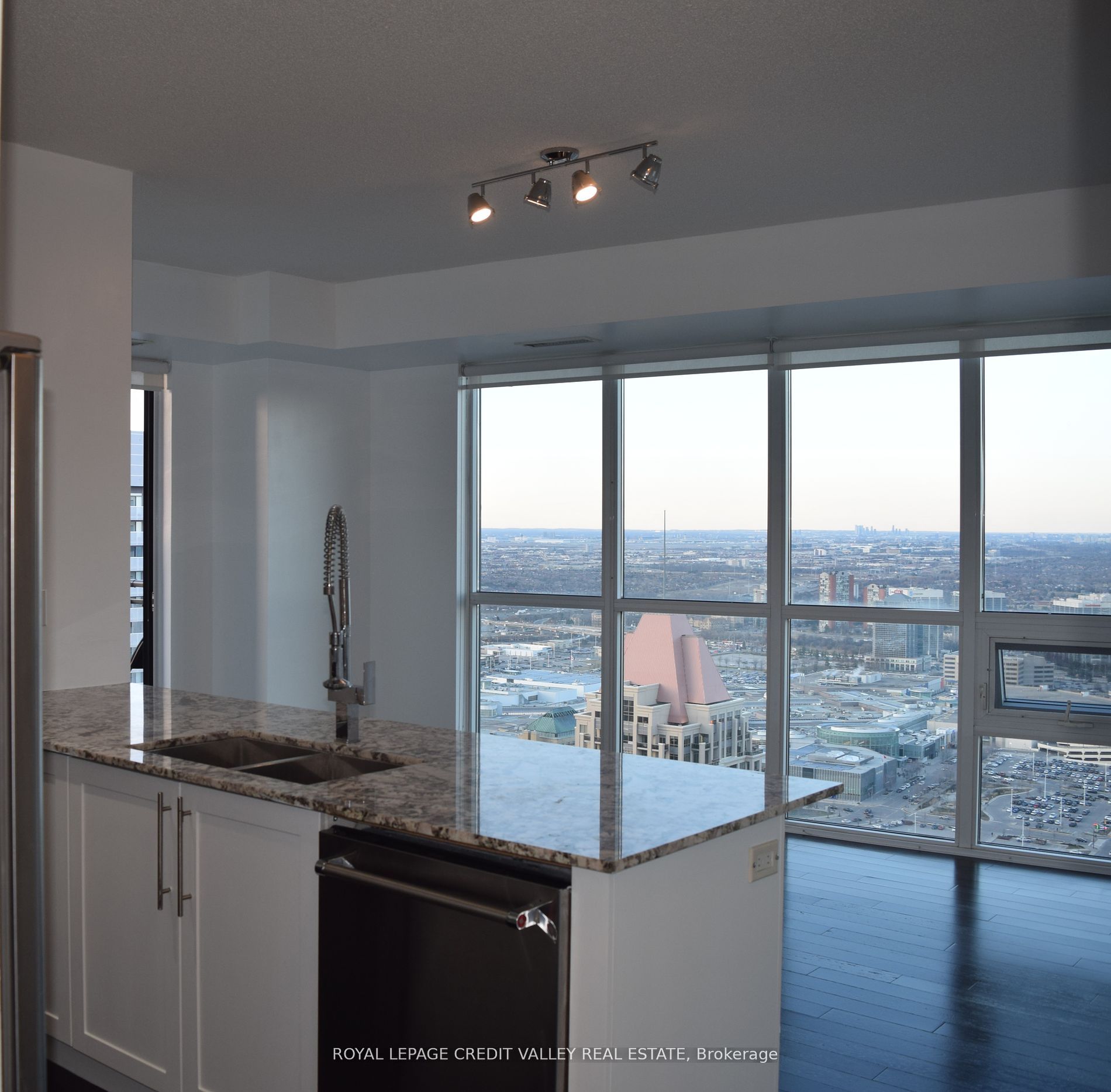4011 Brickstone Mews 4205, Mississauga, ON L5B 0J7 photo 5