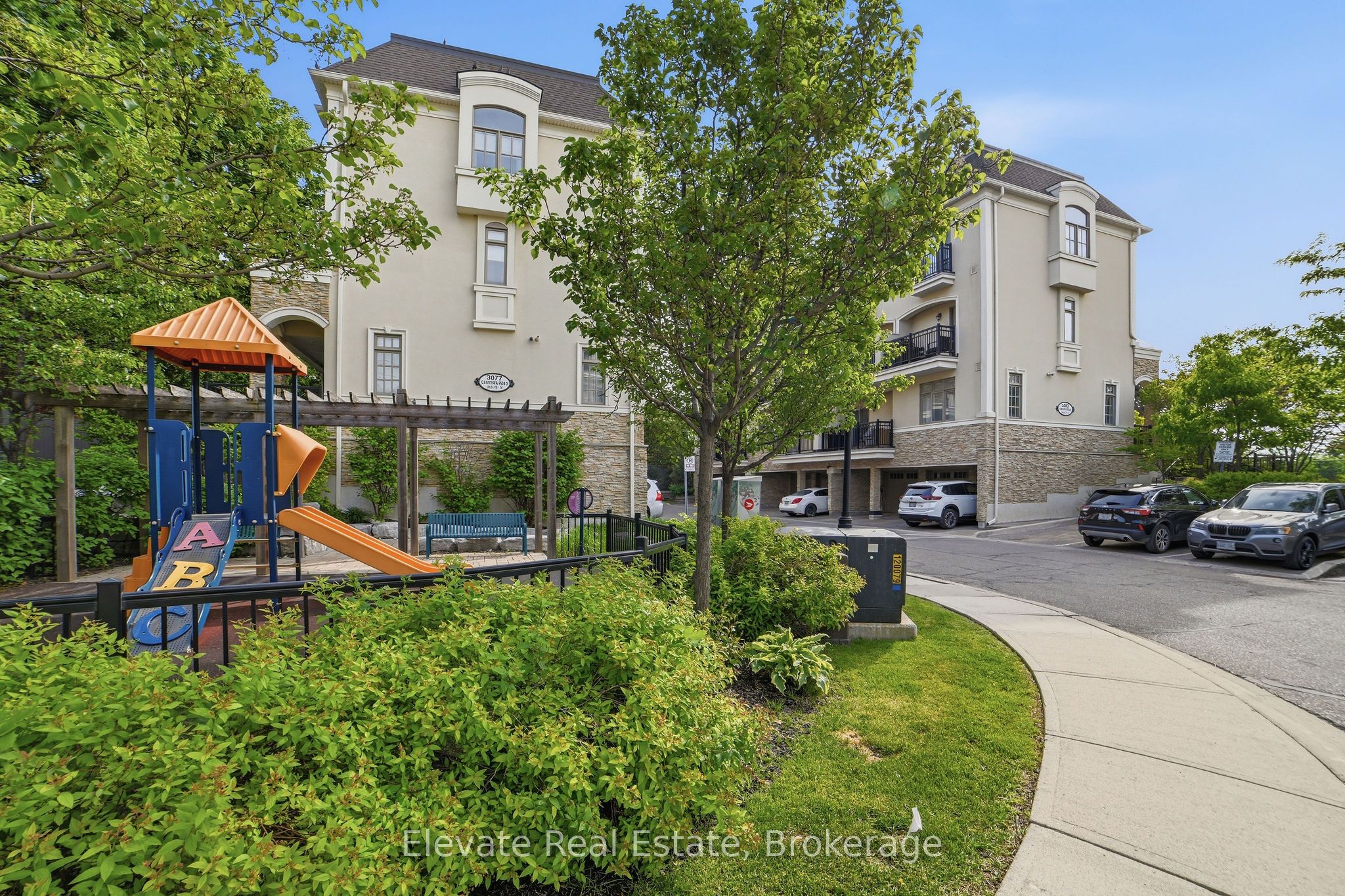 3083 Cawthra Road 24, Mississauga, ON L4Y 3Y5 photo 2