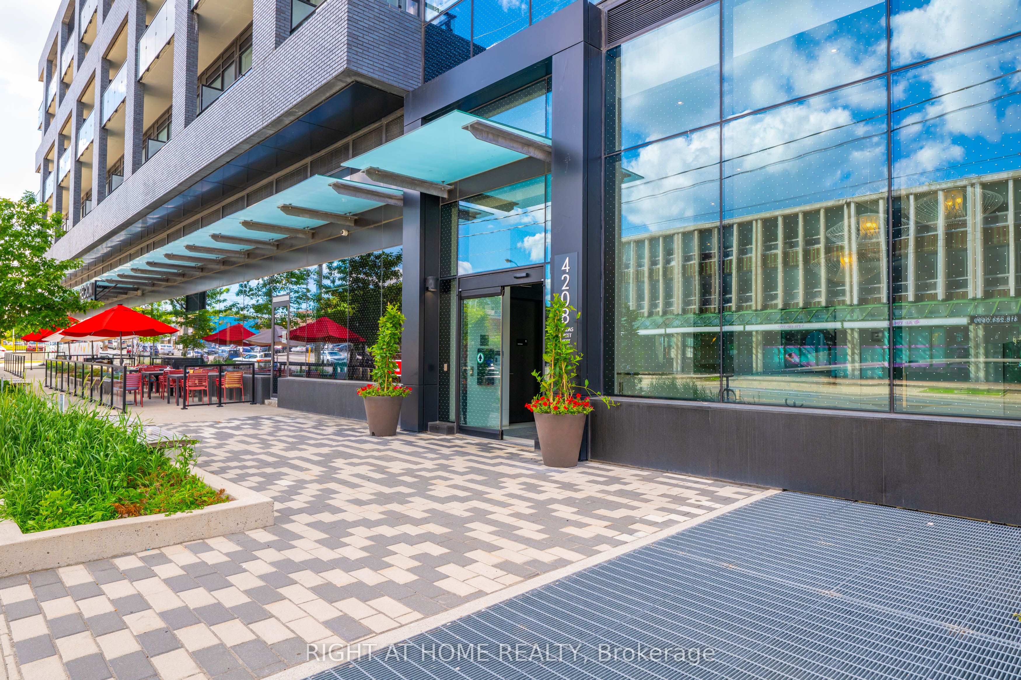 4208 Dundas Street W 414, Toronto, ON M8X 1Y6 photo 2