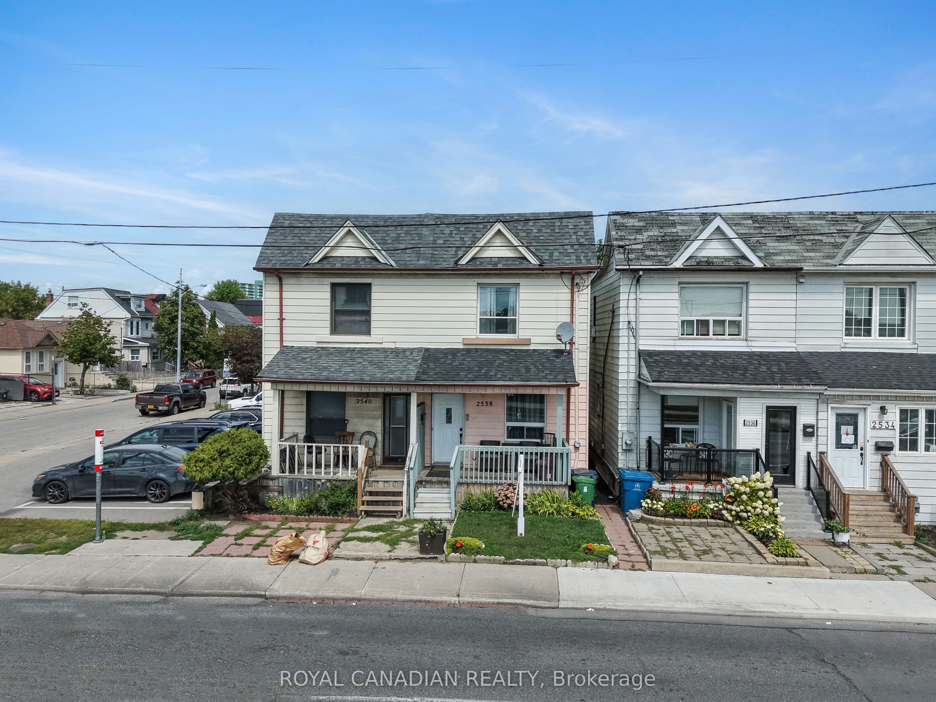 2538 St Clair Avenue W, Toronto, ON M6N 1L6