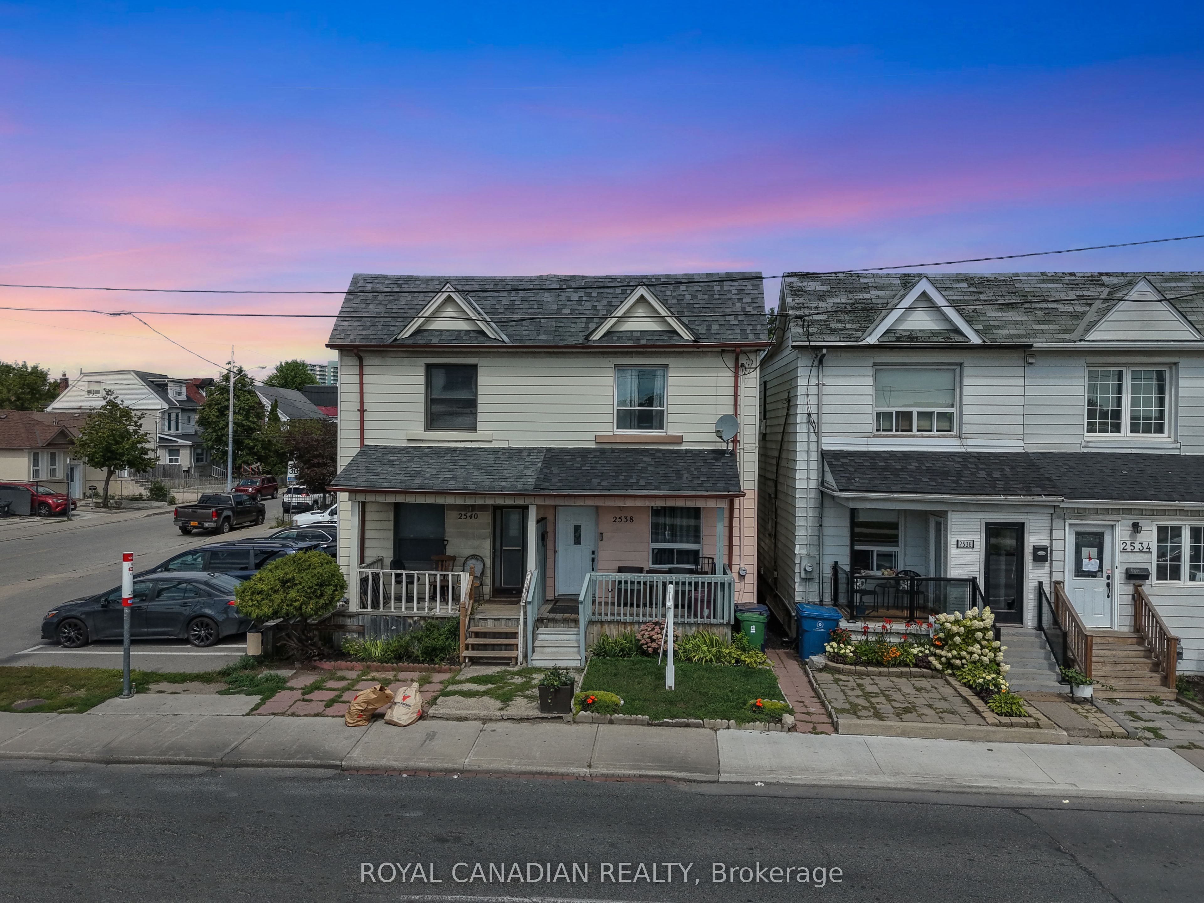 2538 St Clair Avenue W, Toronto, ON M6N 1L6 photo 2