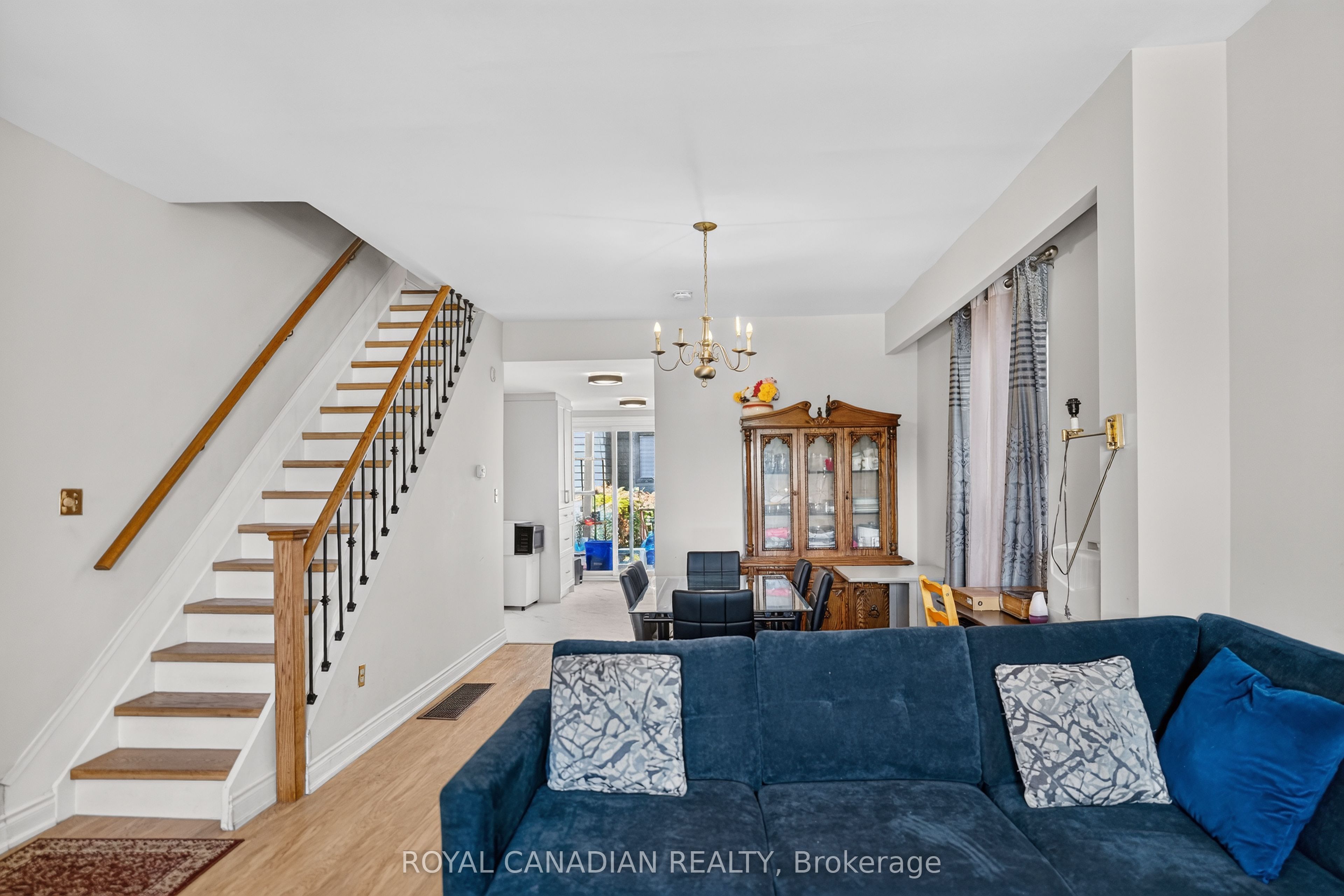 2538 St Clair Avenue W, Toronto, ON M6N 1L6 photo 5