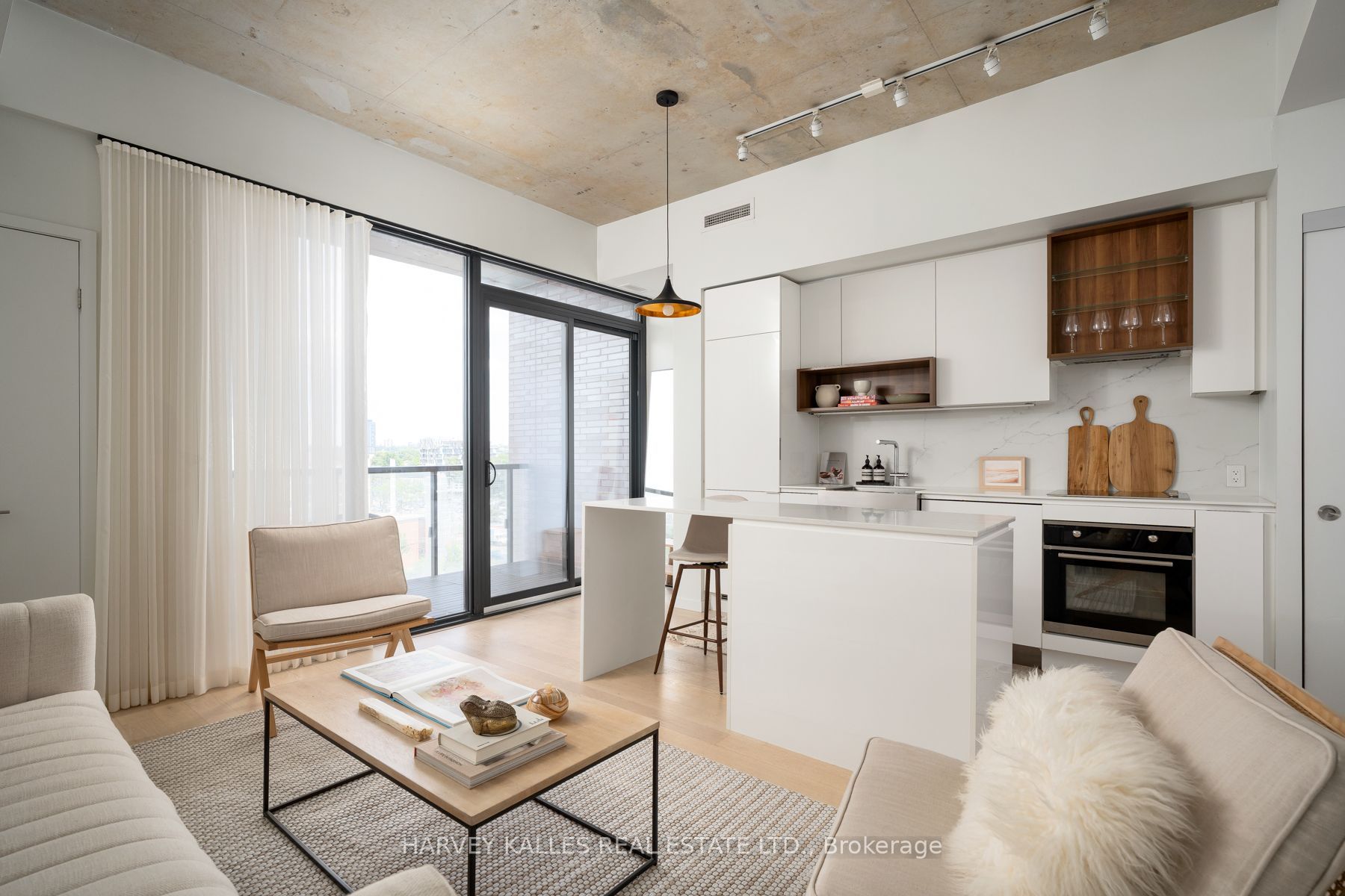 383 Sorauren Avenue 809, Toronto, ON M6R 0A4