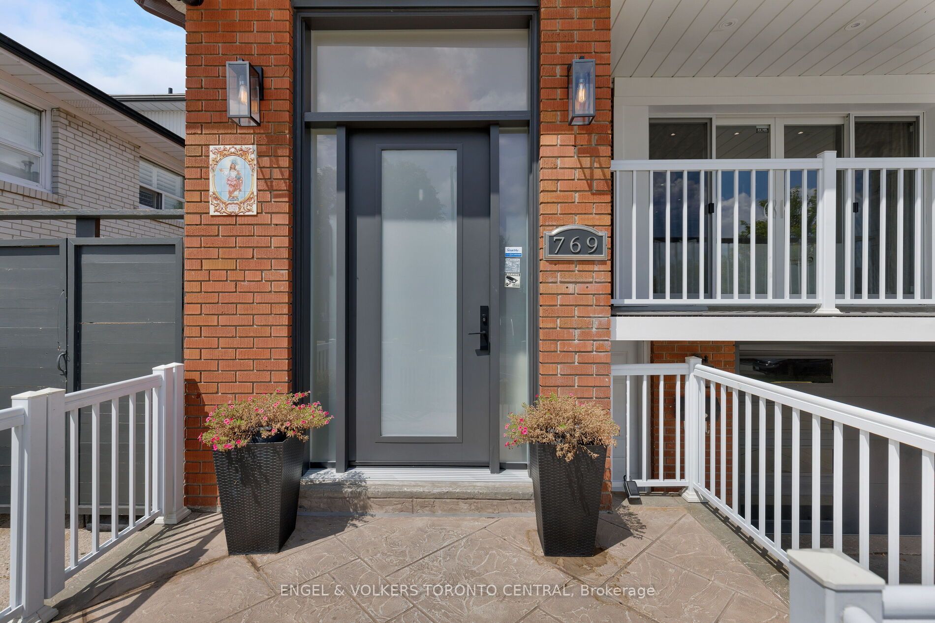 769 Annamore Road, Mississauga, ON L4Y 2V6 photo 2