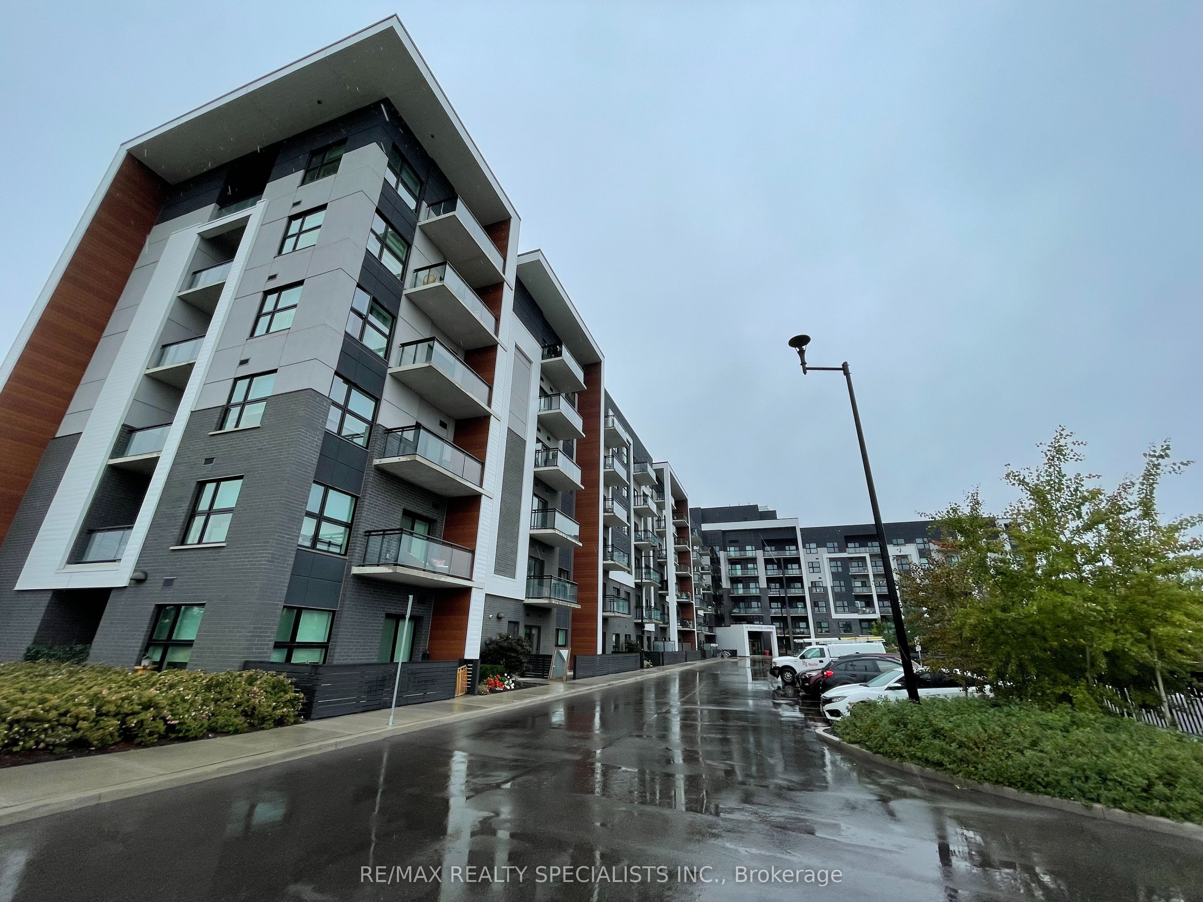 128 Grovewood Common 329, Oakville, ON L6H 0X3