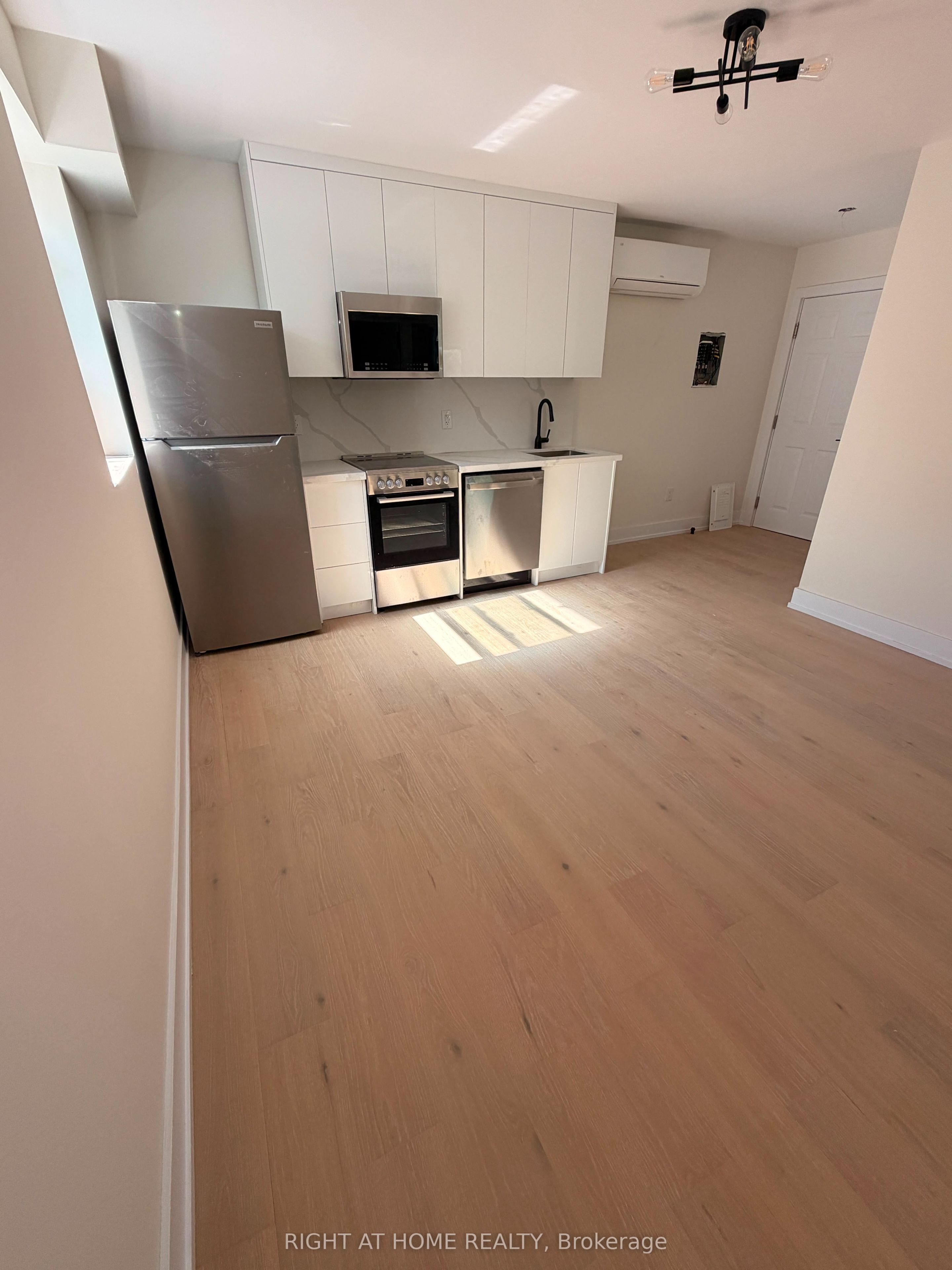 3384 Lake Shore Boulevard W 201, Toronto, ON M8W 1M9 photo 5