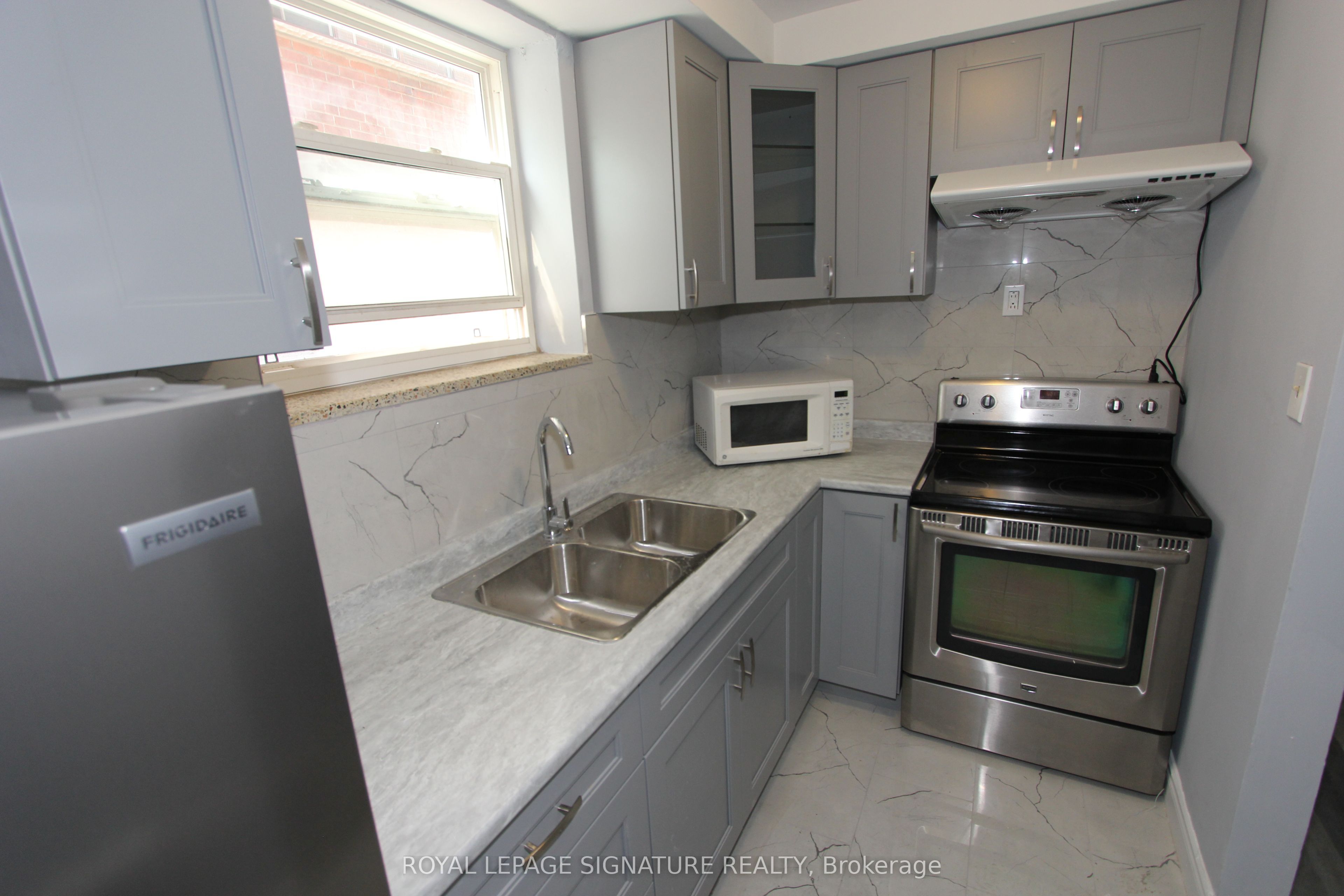 31 Fifteenth Street 1, Toronto, ON M8V 3J3 photo 2