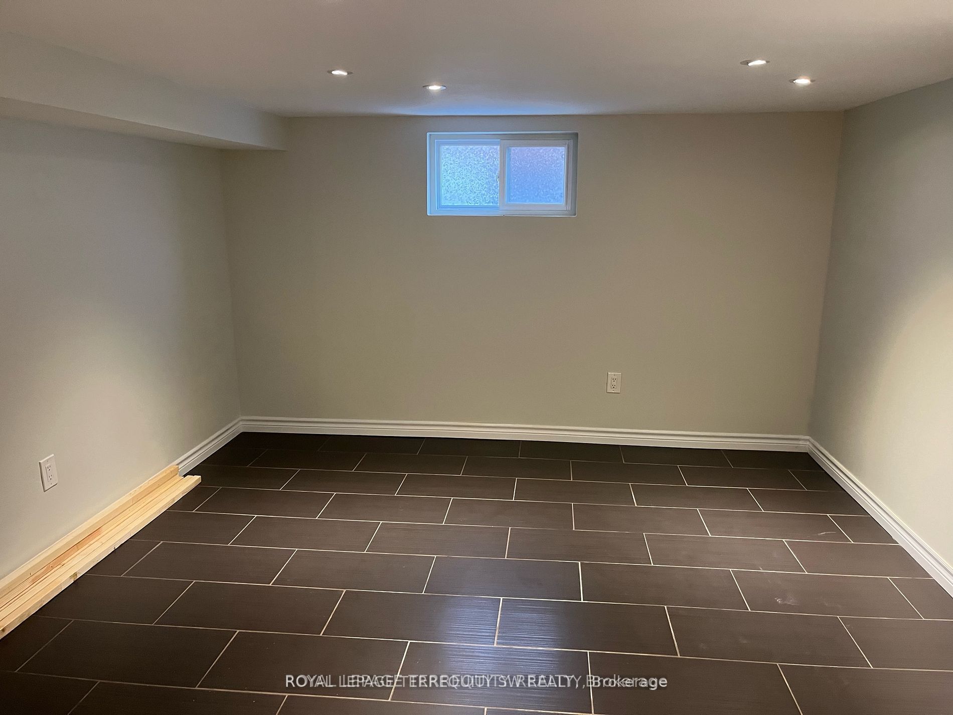 31 Chamberlain Avenue Bsmt, Toronto, ON M6E 4J7 photo 3