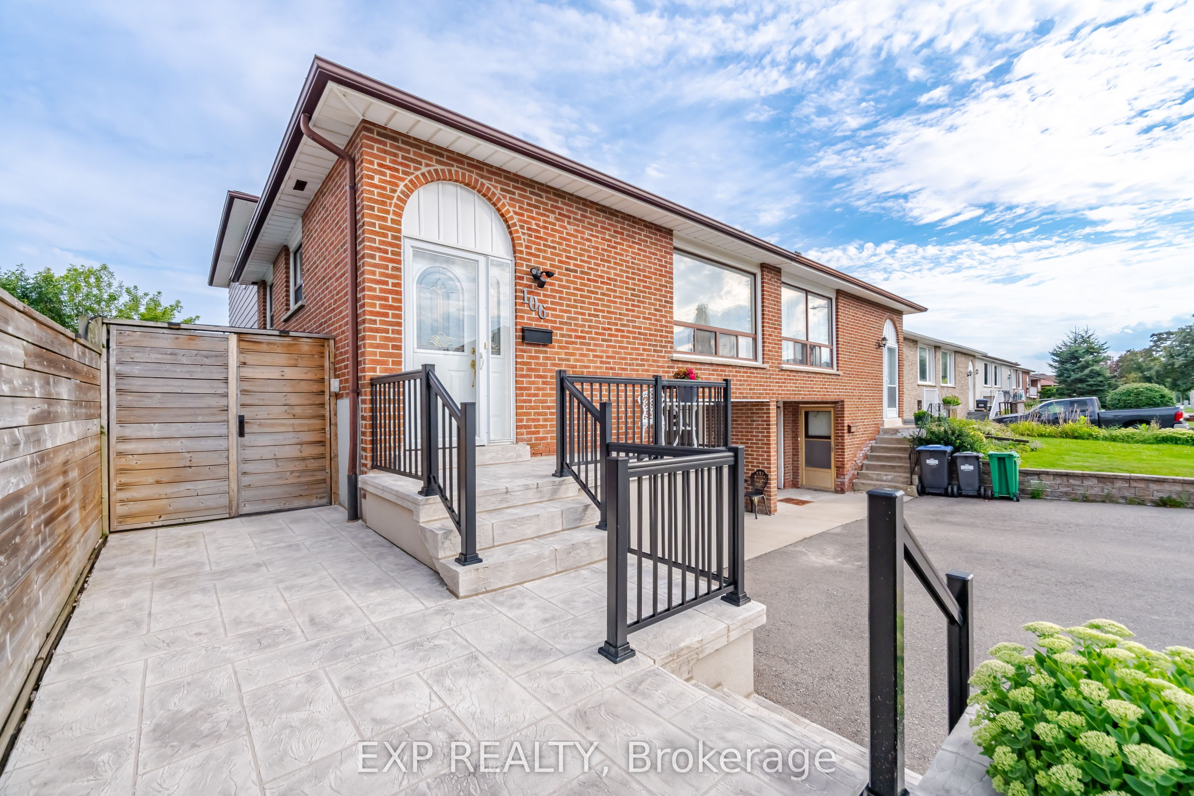 106 Hanson Road, Mississauga, ON L5B 2E4 photo 2