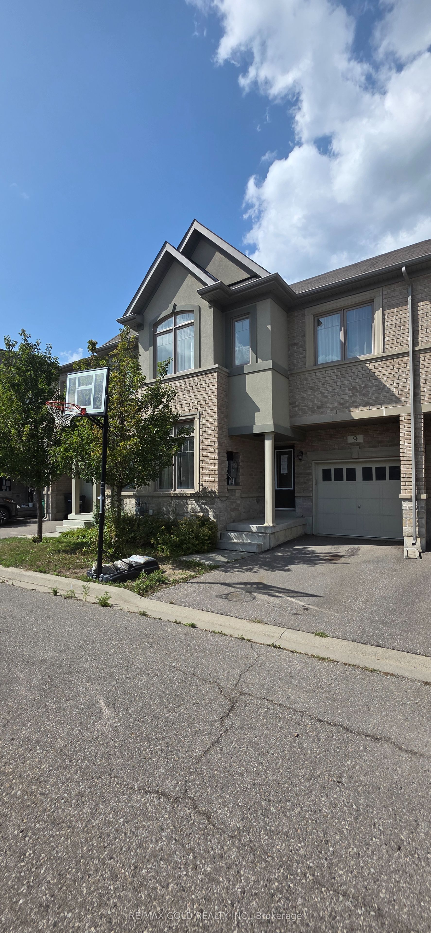 9 Oliana Way, Brampton, ON L6Y 6G8 photo 2