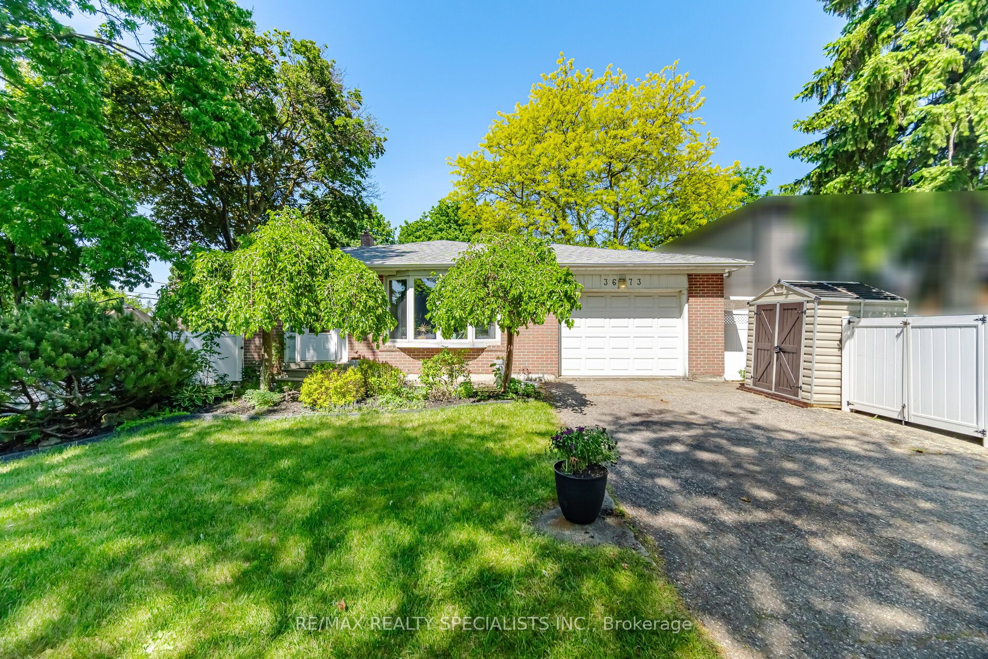 3673 Fieldgate Drive, Mississauga, ON L4X 2J8 photo 2