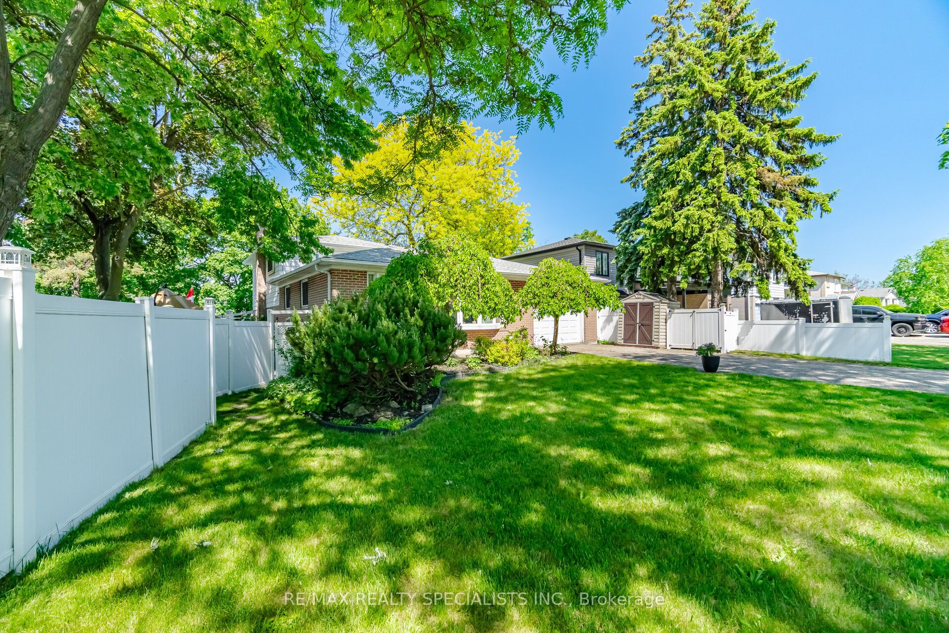 3673 Fieldgate Drive, Mississauga, ON L4X 2J8 photo 3